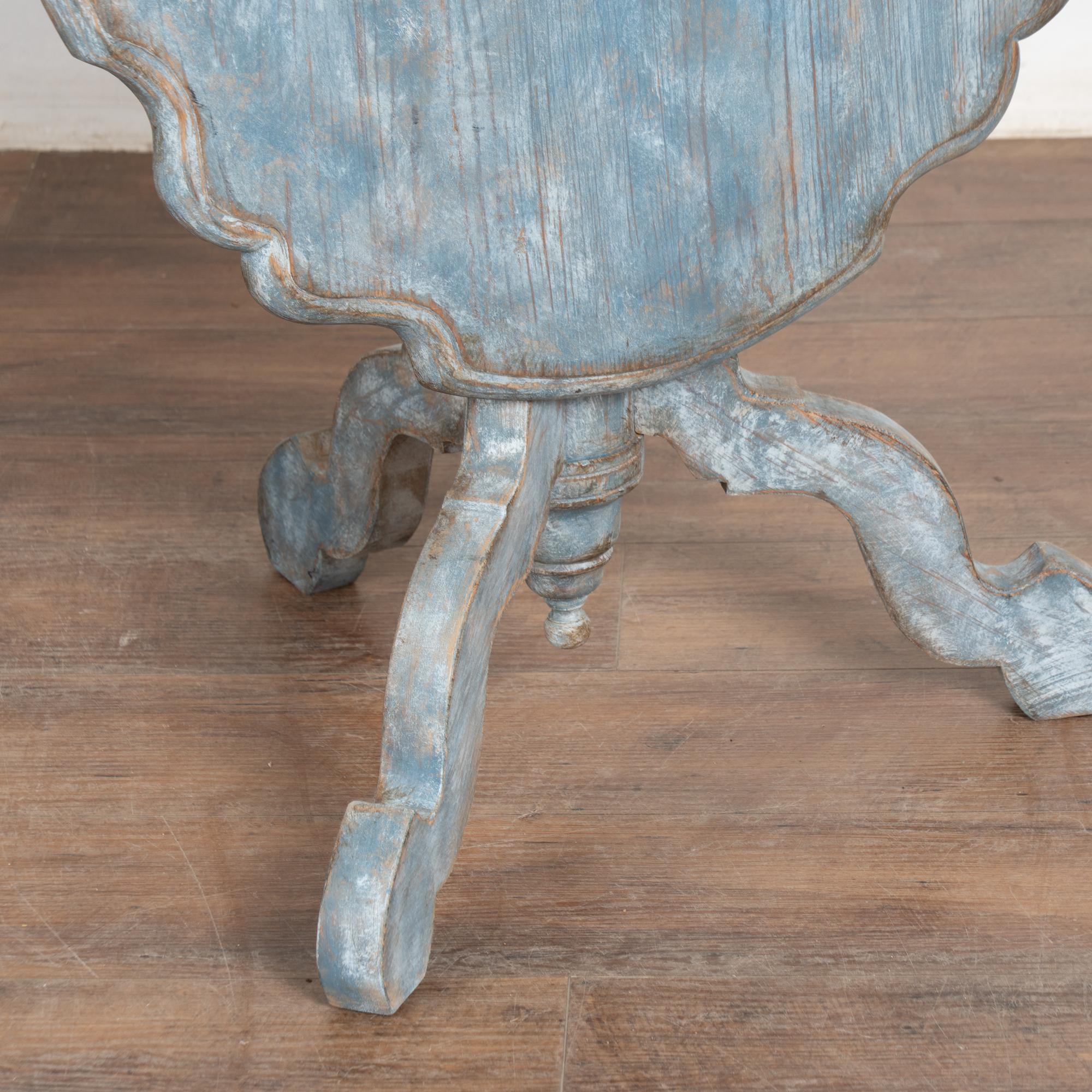 19th Century Swedish Blue Rococo Tilt Top Side Table For Sale 3
