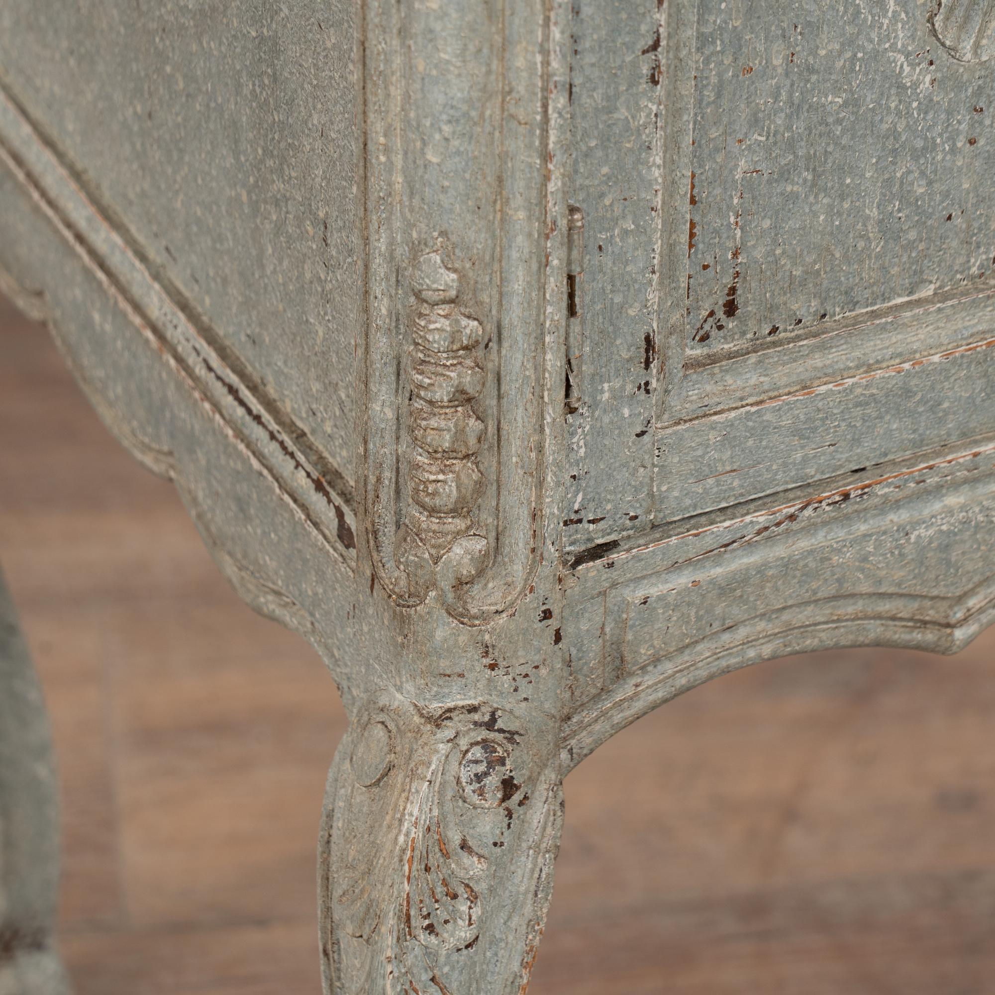 Table d'appoint suédoise du 19e siècle à pieds en cabriolet, de couleur bleue en vente 3