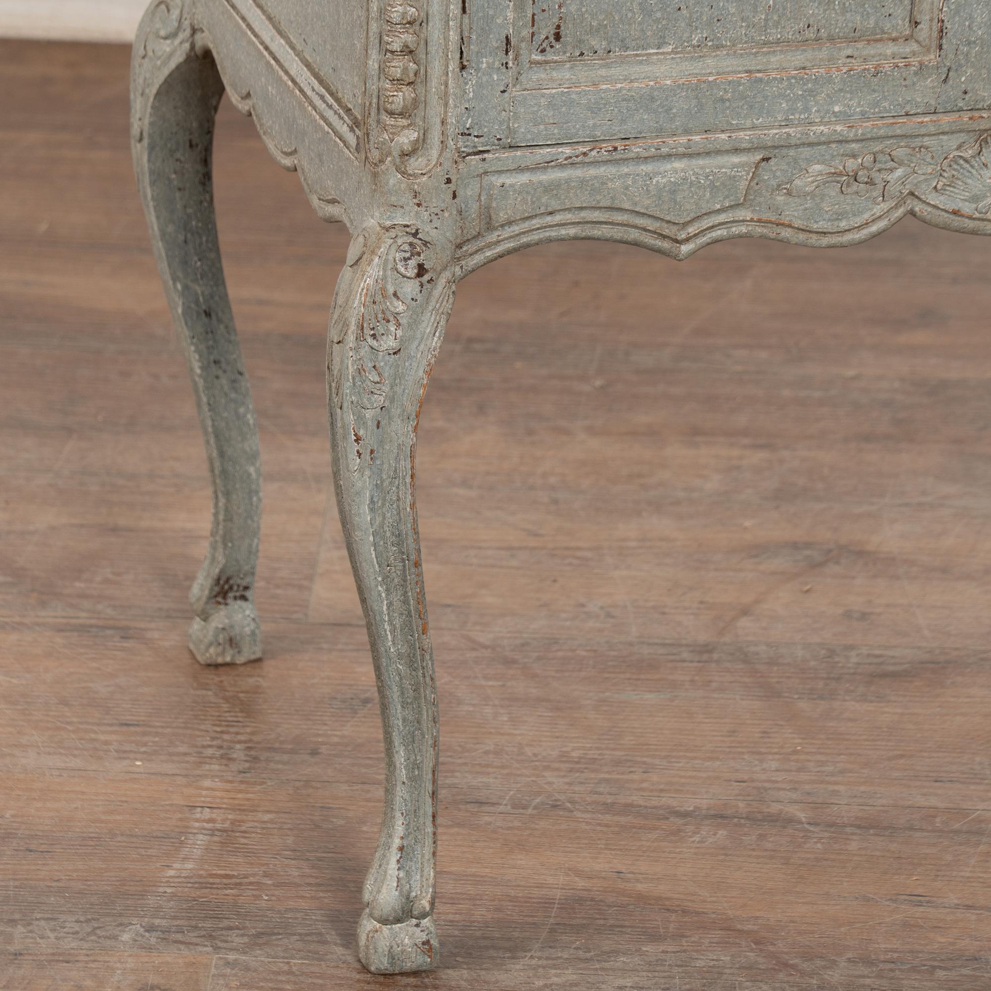 Table d'appoint suédoise du 19e siècle à pieds en cabriolet, de couleur bleue en vente 4