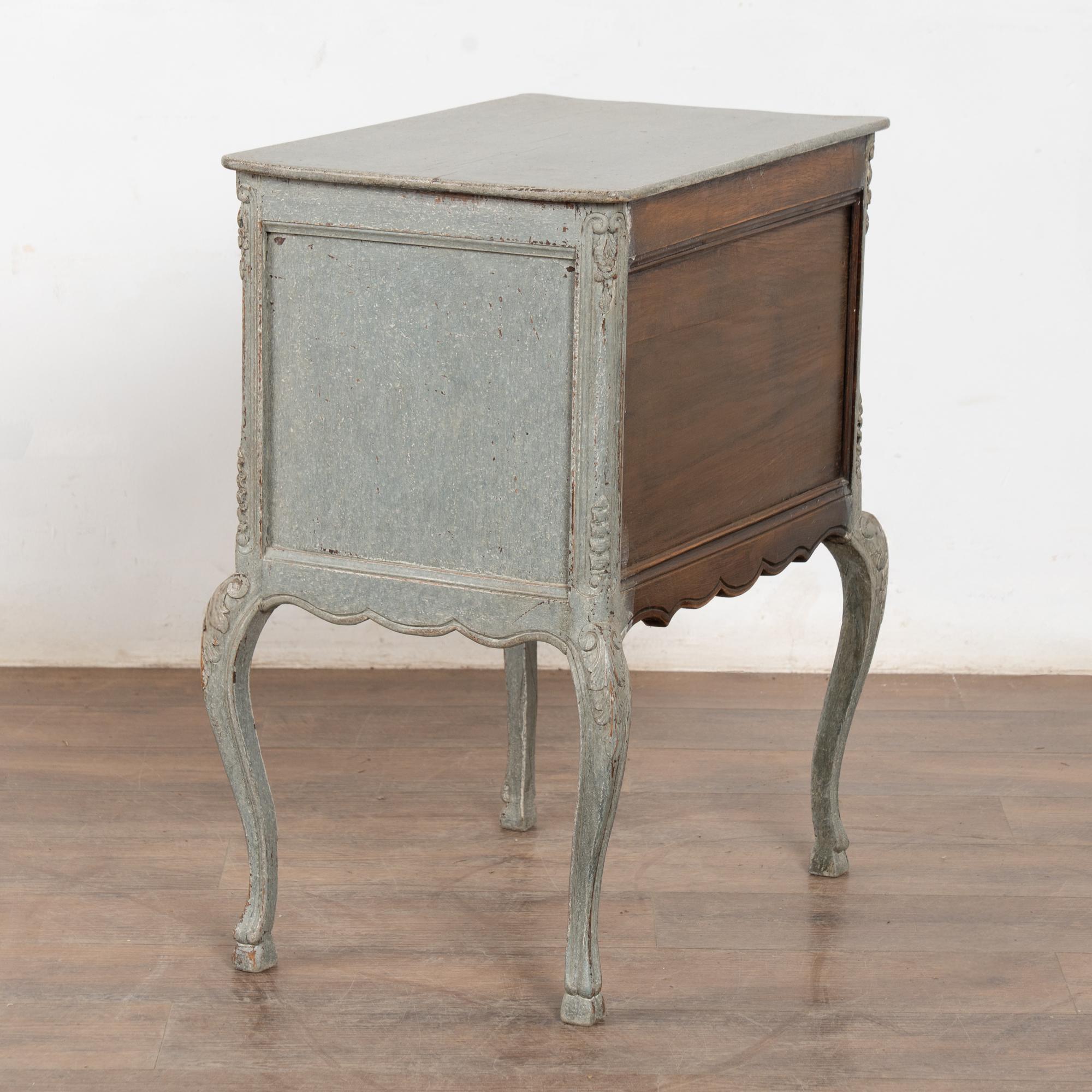 Table d'appoint suédoise du 19e siècle à pieds en cabriolet, de couleur bleue en vente 6