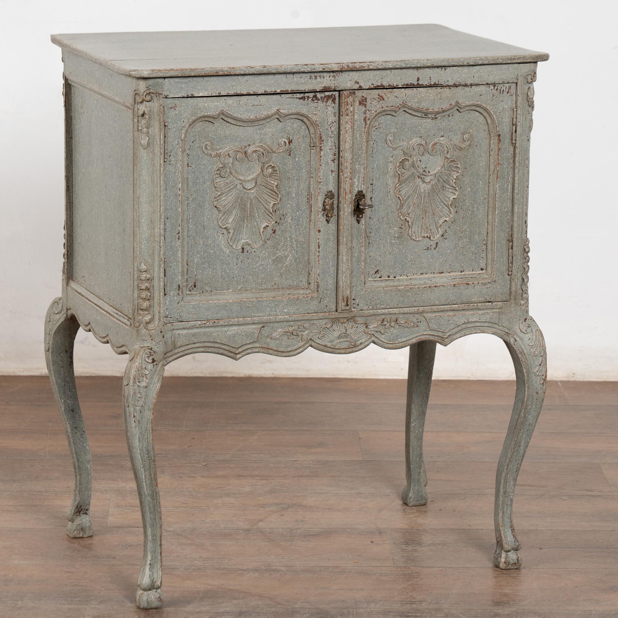 Petite table d'appoint ou table de nuit suédoise de style gustavien peinte en bleu, reposant sur des pieds allongés en cabriolet.
Agrandissez les photos pour apprécier la nouvelle finition peinte professionnellement en bleu écume de mer (avec des