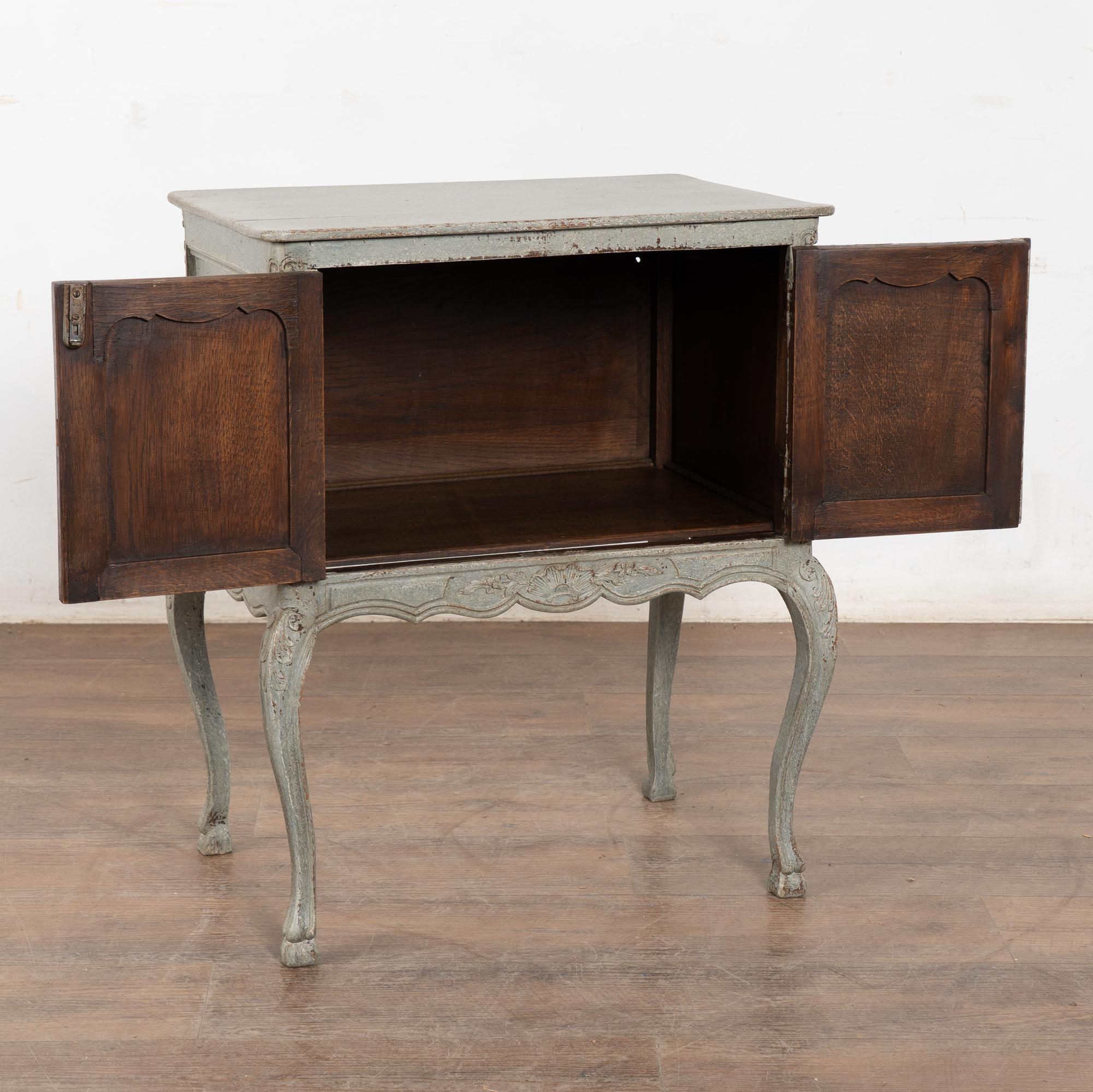 Gustavien Table d'appoint suédoise du 19e siècle à pieds en cabriolet, de couleur bleue en vente