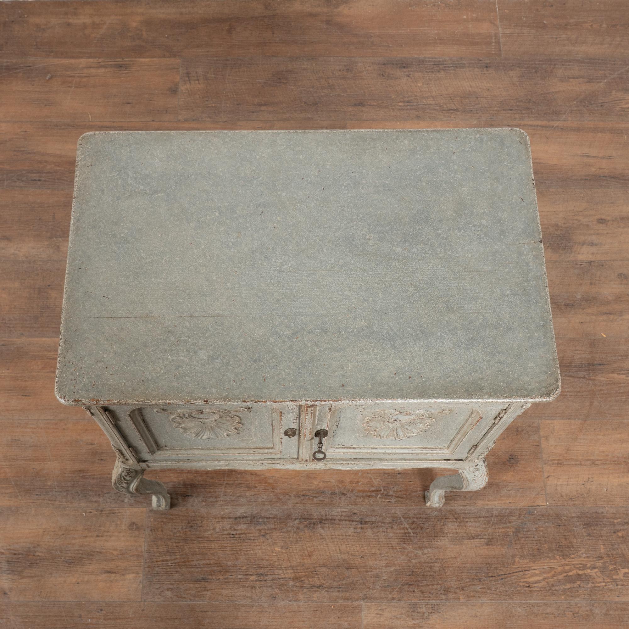 Suédois Table d'appoint suédoise du 19e siècle à pieds en cabriolet, de couleur bleue en vente