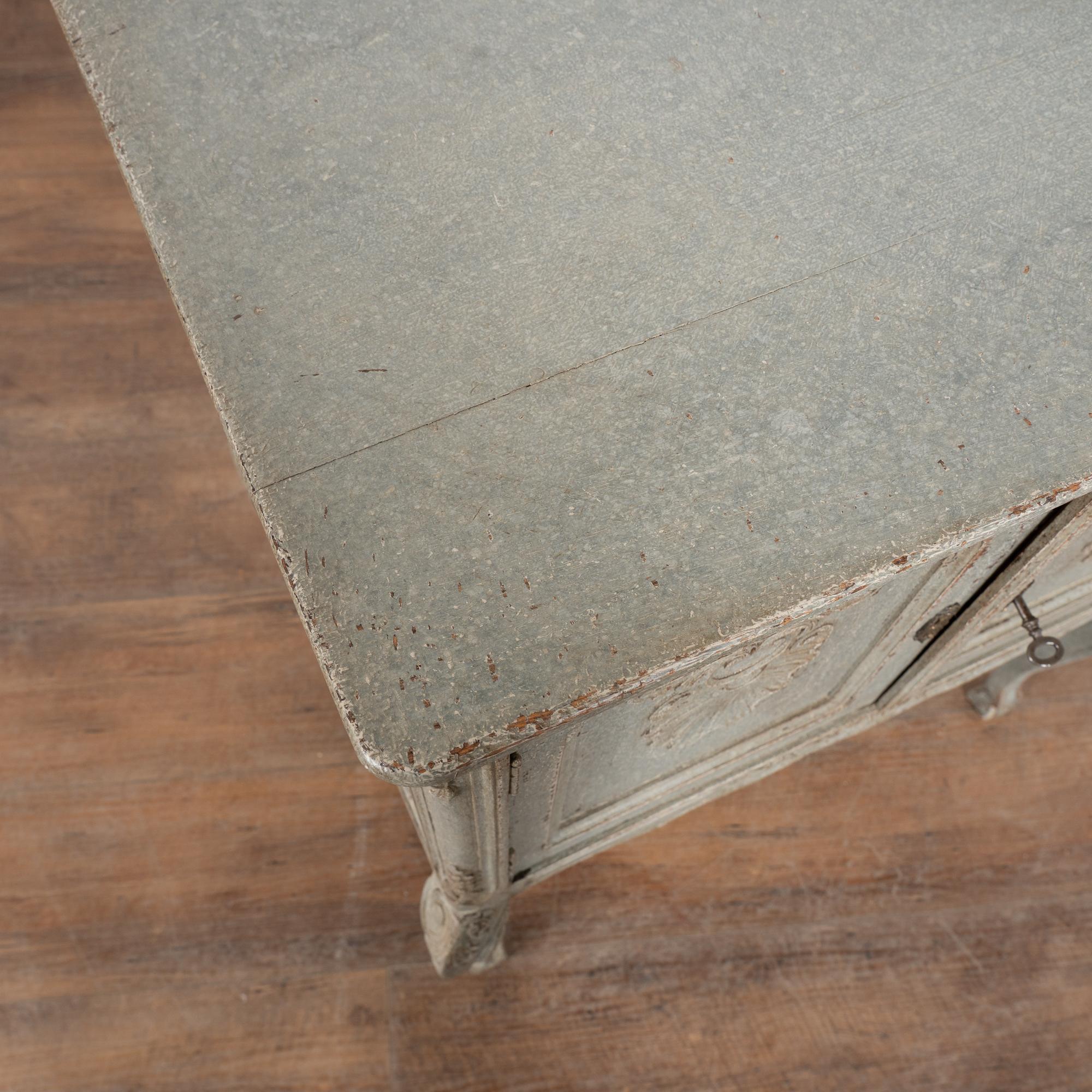 XIXe siècle Table d'appoint suédoise du 19e siècle à pieds en cabriolet, de couleur bleue en vente