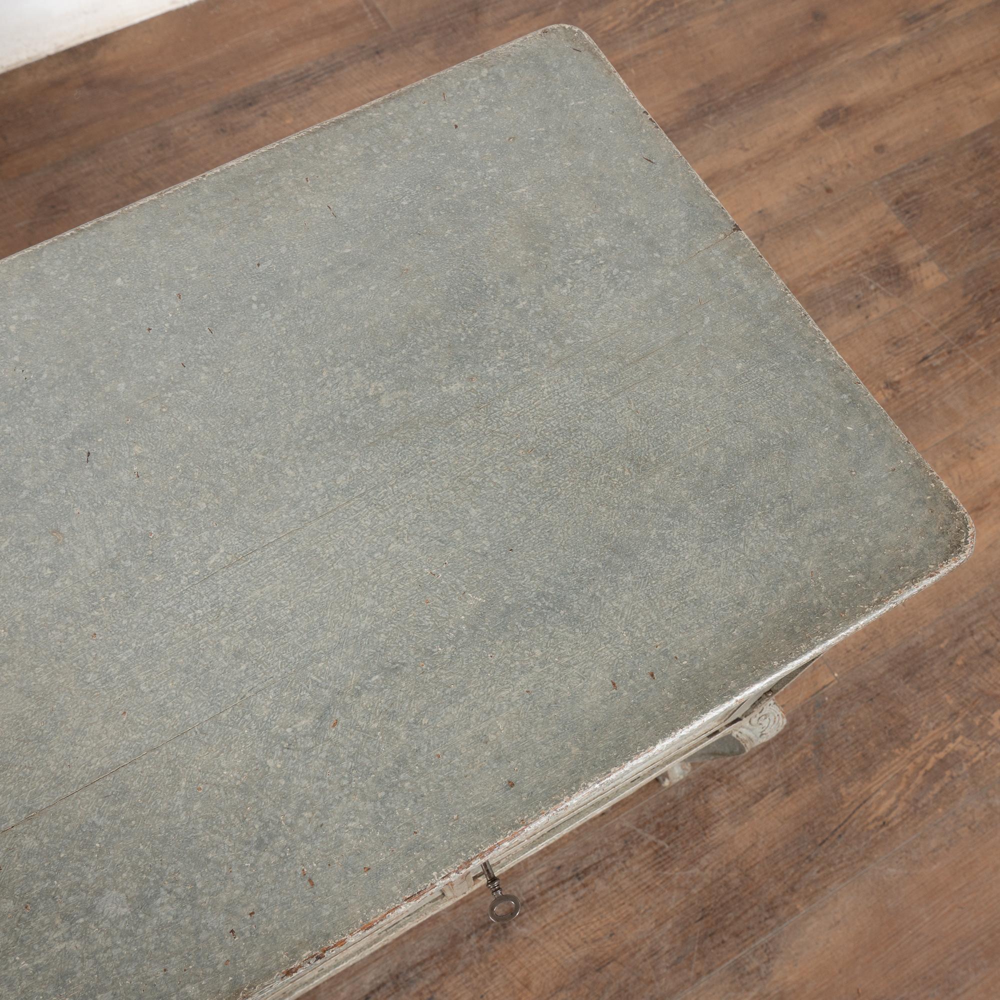Chêne Table d'appoint suédoise du 19e siècle à pieds en cabriolet, de couleur bleue en vente