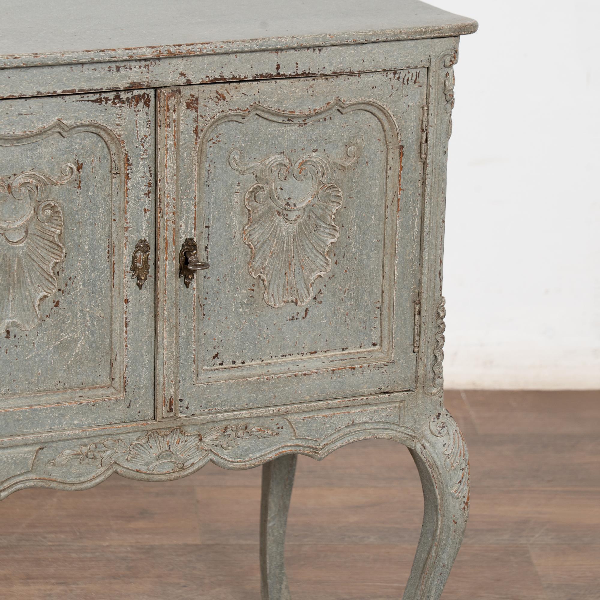 Table d'appoint suédoise du 19e siècle à pieds en cabriolet, de couleur bleue en vente 1