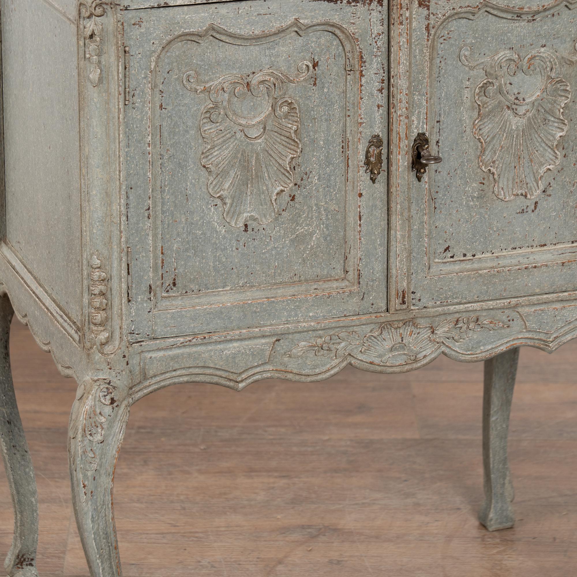 Table d'appoint suédoise du 19e siècle à pieds en cabriolet, de couleur bleue en vente 2