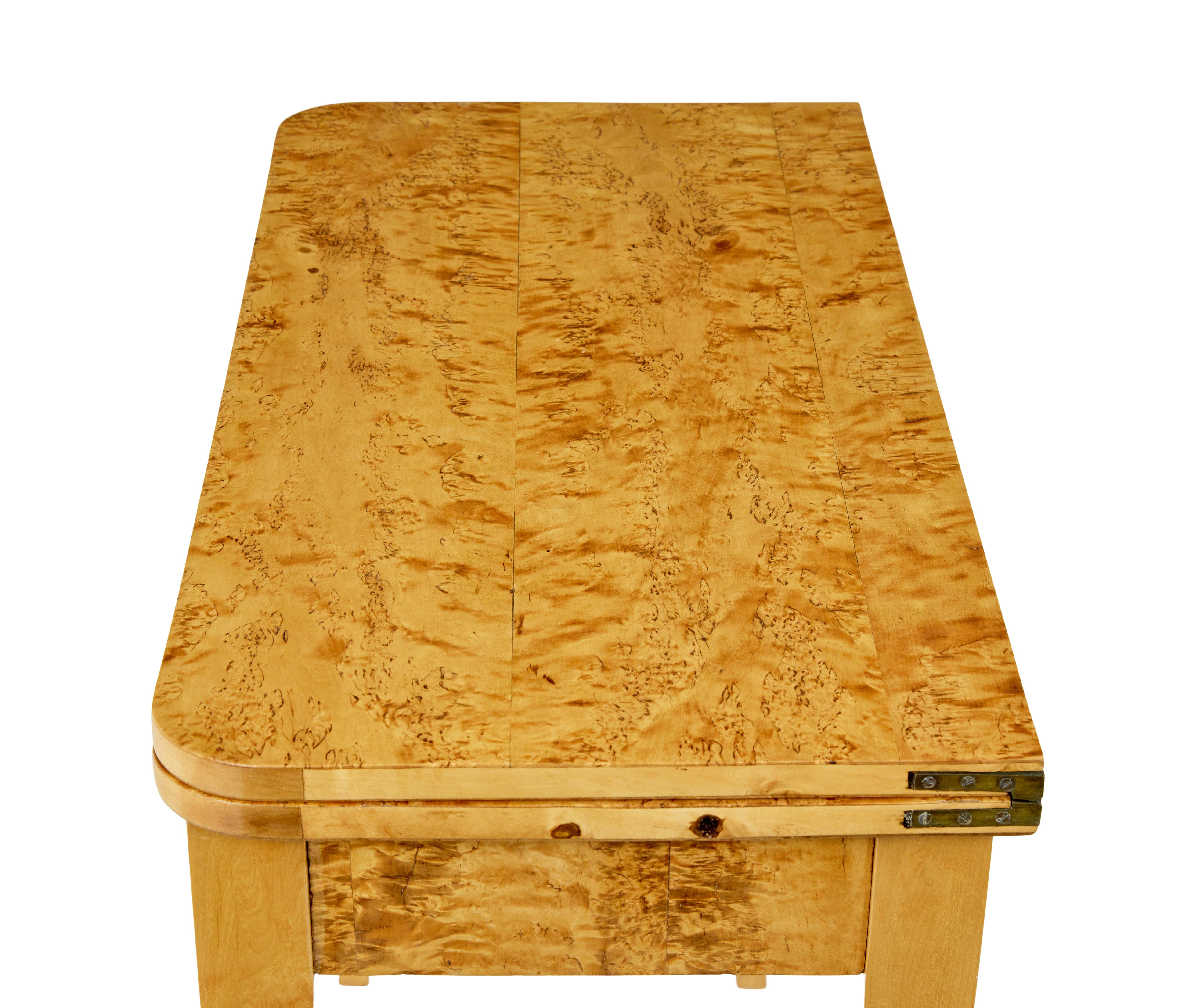 Table à thé suédoise en loupe de bouleau du XIXe siècle, vers 1880.

Table d'appoint en loupe de bouleau de très belle qualité, conçue pour mettre en valeur les magnifiques veines sur toutes les surfaces.

Dessus en forme de D, qui pivote pour