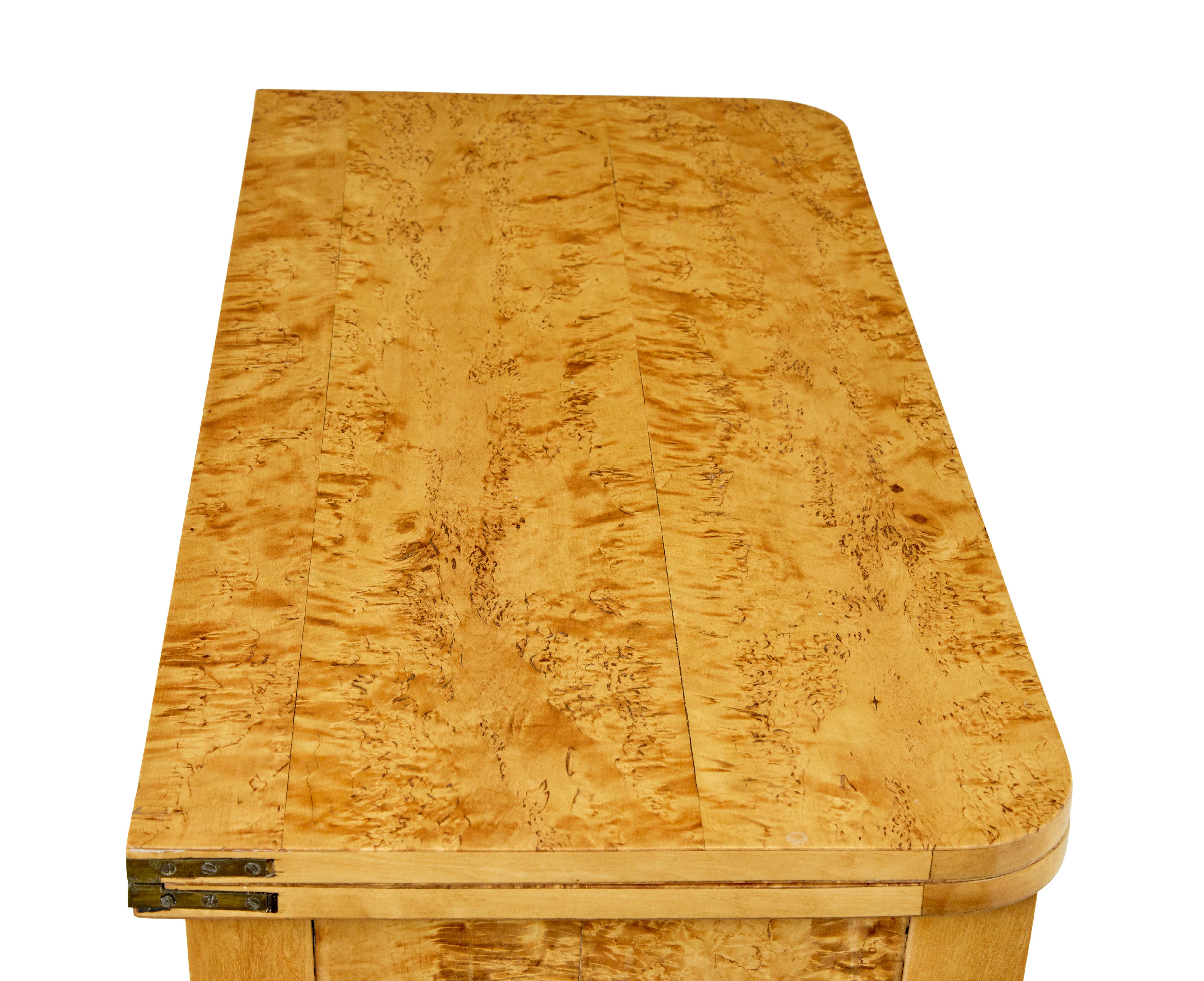 Biedermeier Table à thé suédoise en loupe de bouleau du 19e siècle en vente