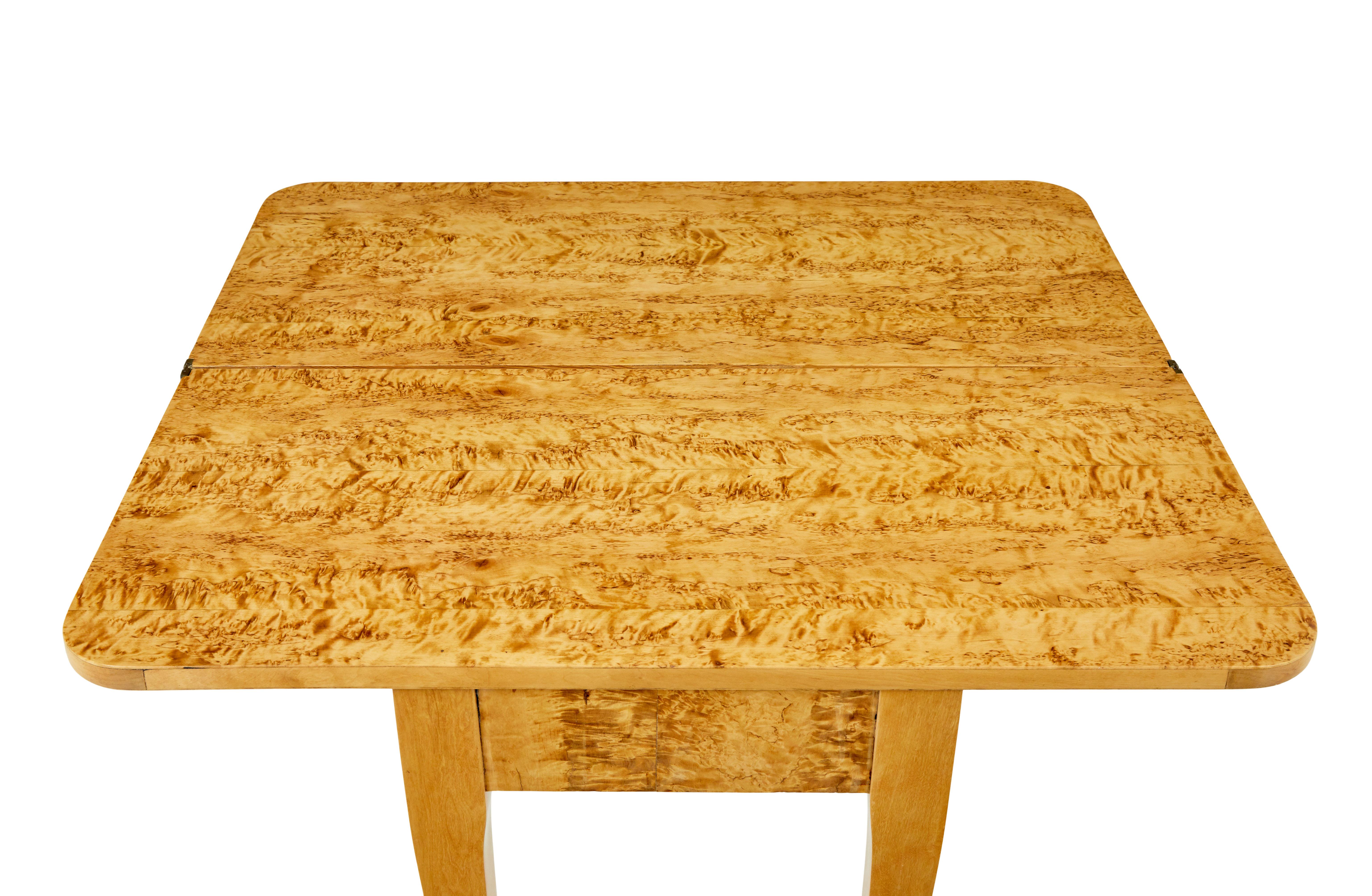 Suédois Table à thé suédoise en loupe de bouleau du 19e siècle en vente