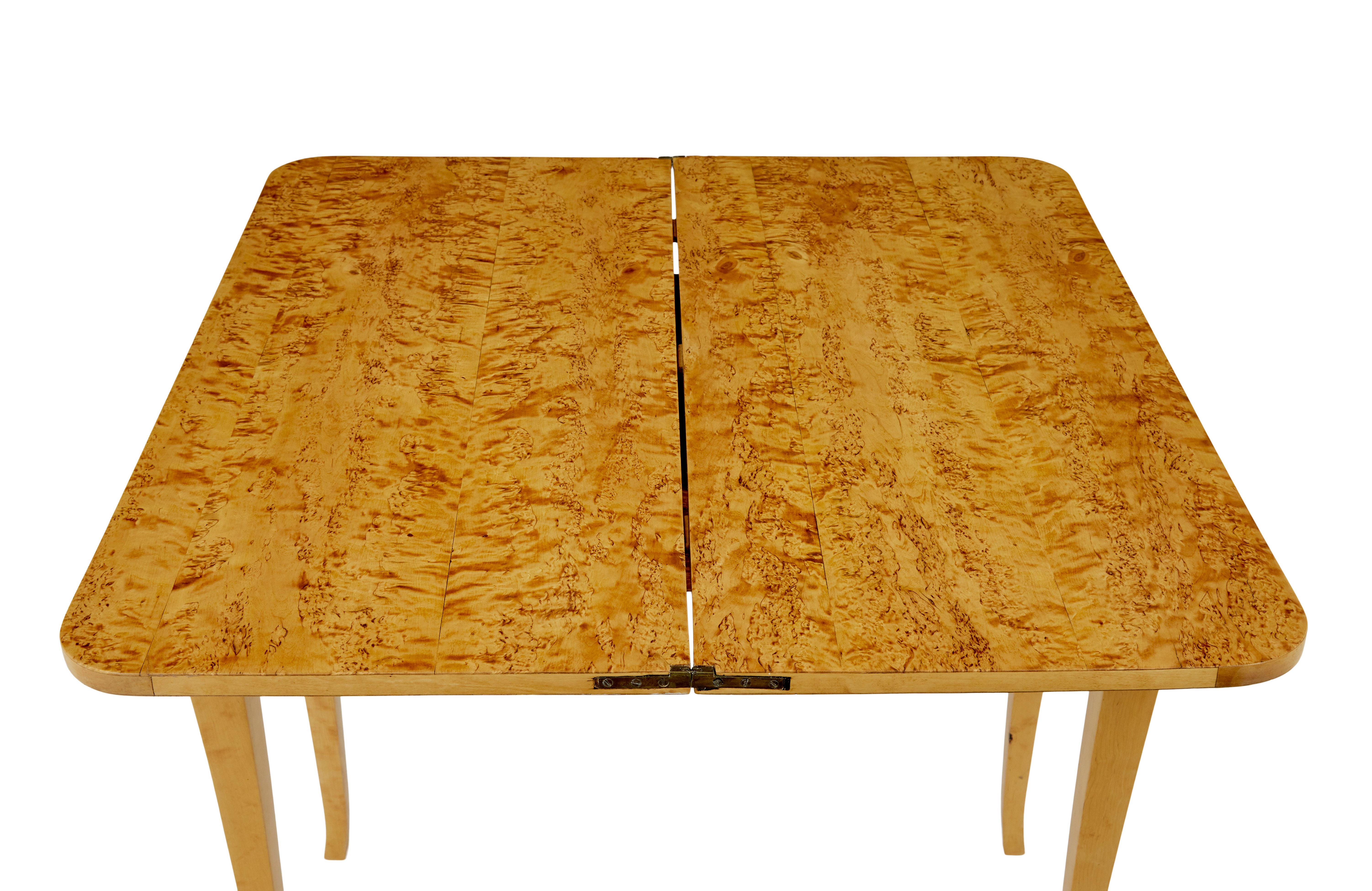 Sculpté Table à thé suédoise en loupe de bouleau du 19e siècle en vente