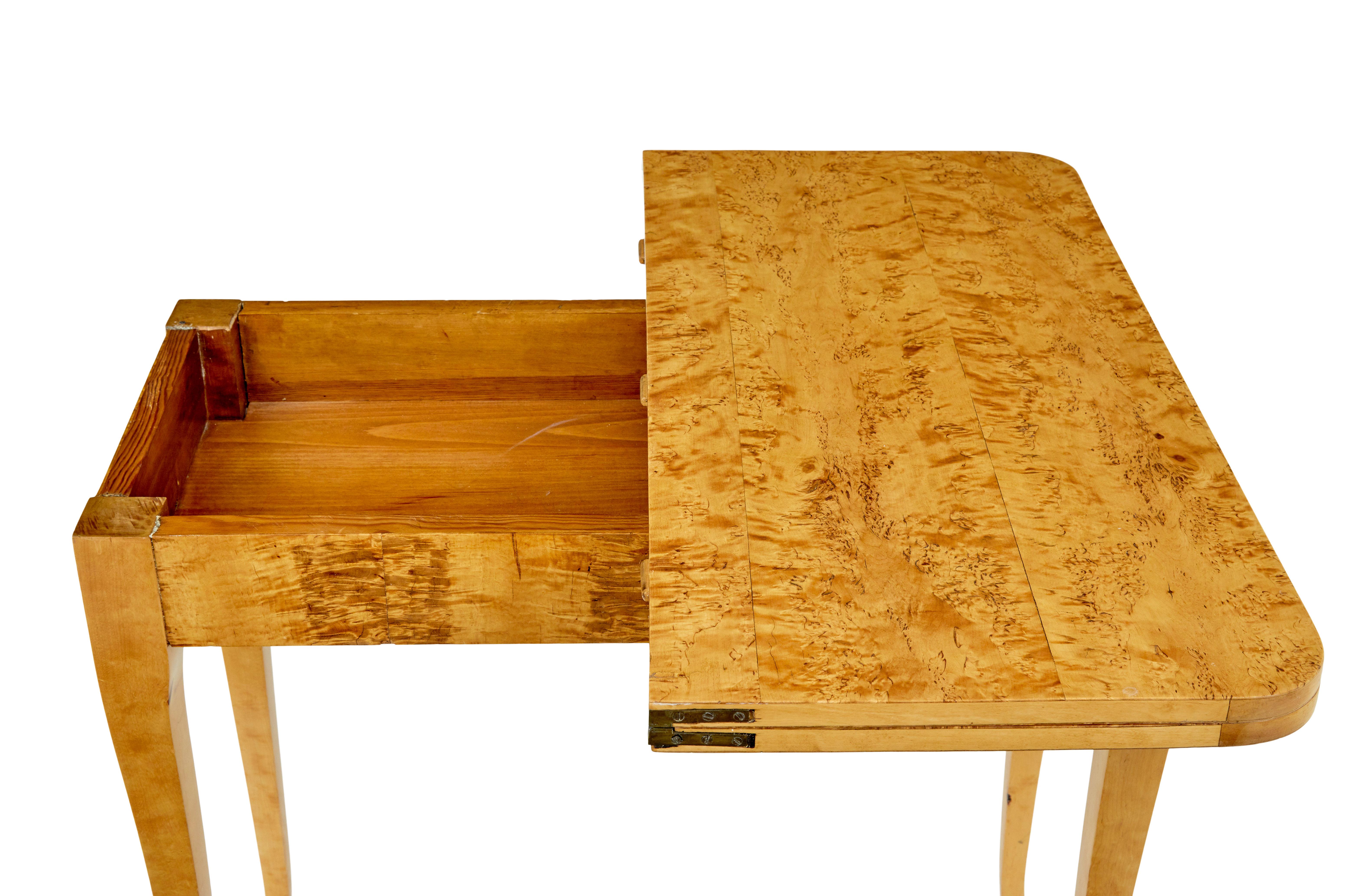 Table à thé suédoise en loupe de bouleau du 19e siècle Bon état - En vente à Debenham, Suffolk
