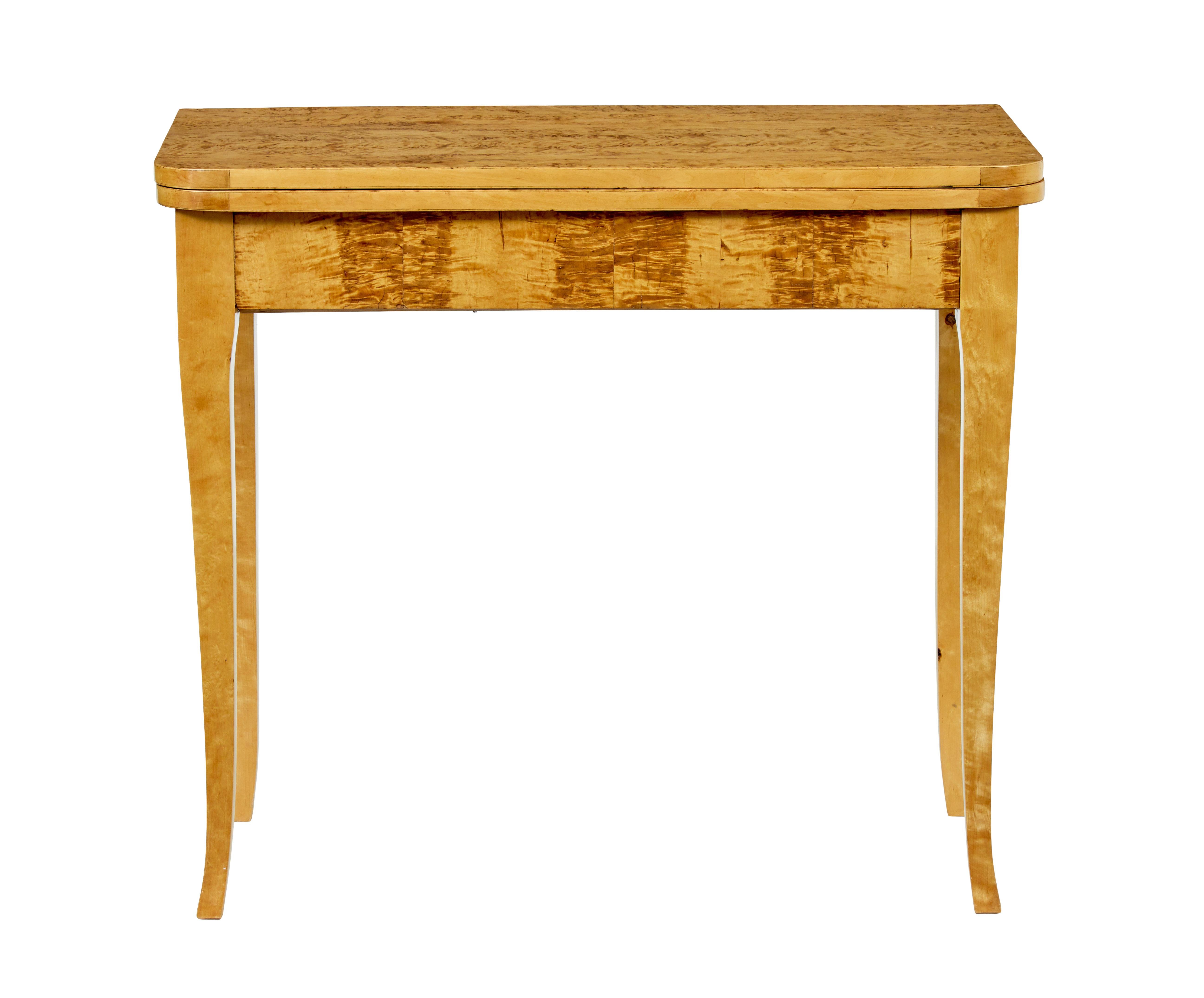 XIXe siècle Table à thé suédoise en loupe de bouleau du 19e siècle en vente