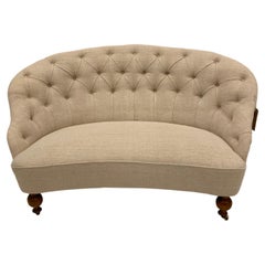 Schwedisches Zweisitzer-Sofa aus französischem Leinen mit Knopfleiste aus dem 19. Jahrhundert