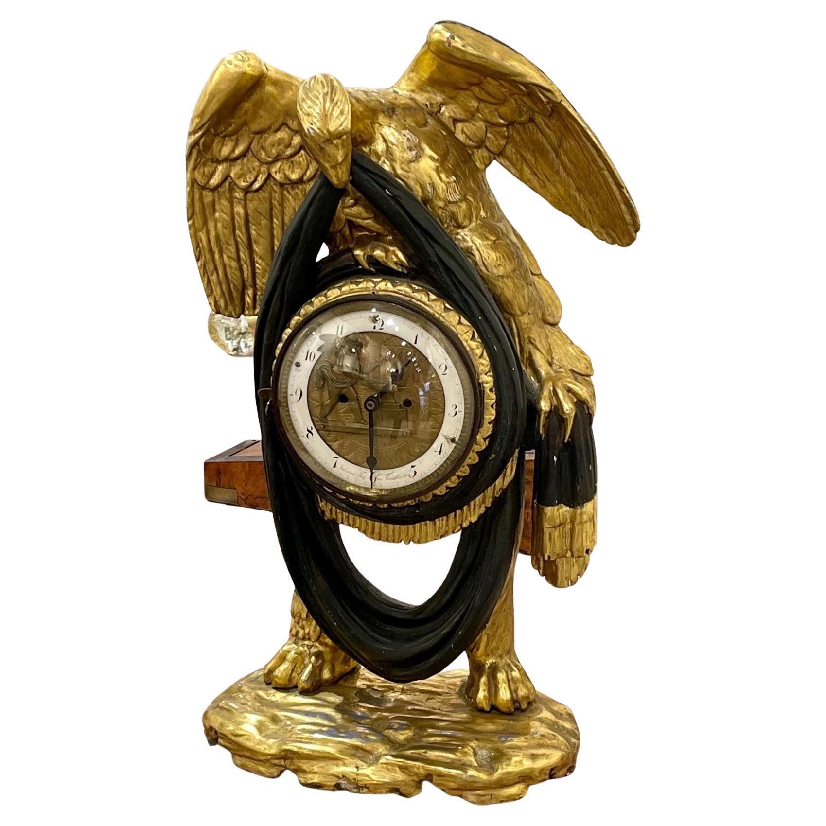 Pendule de cheminée suédoise du 19ème siècle en forme d'aigle sculptée et dorée à la feuille