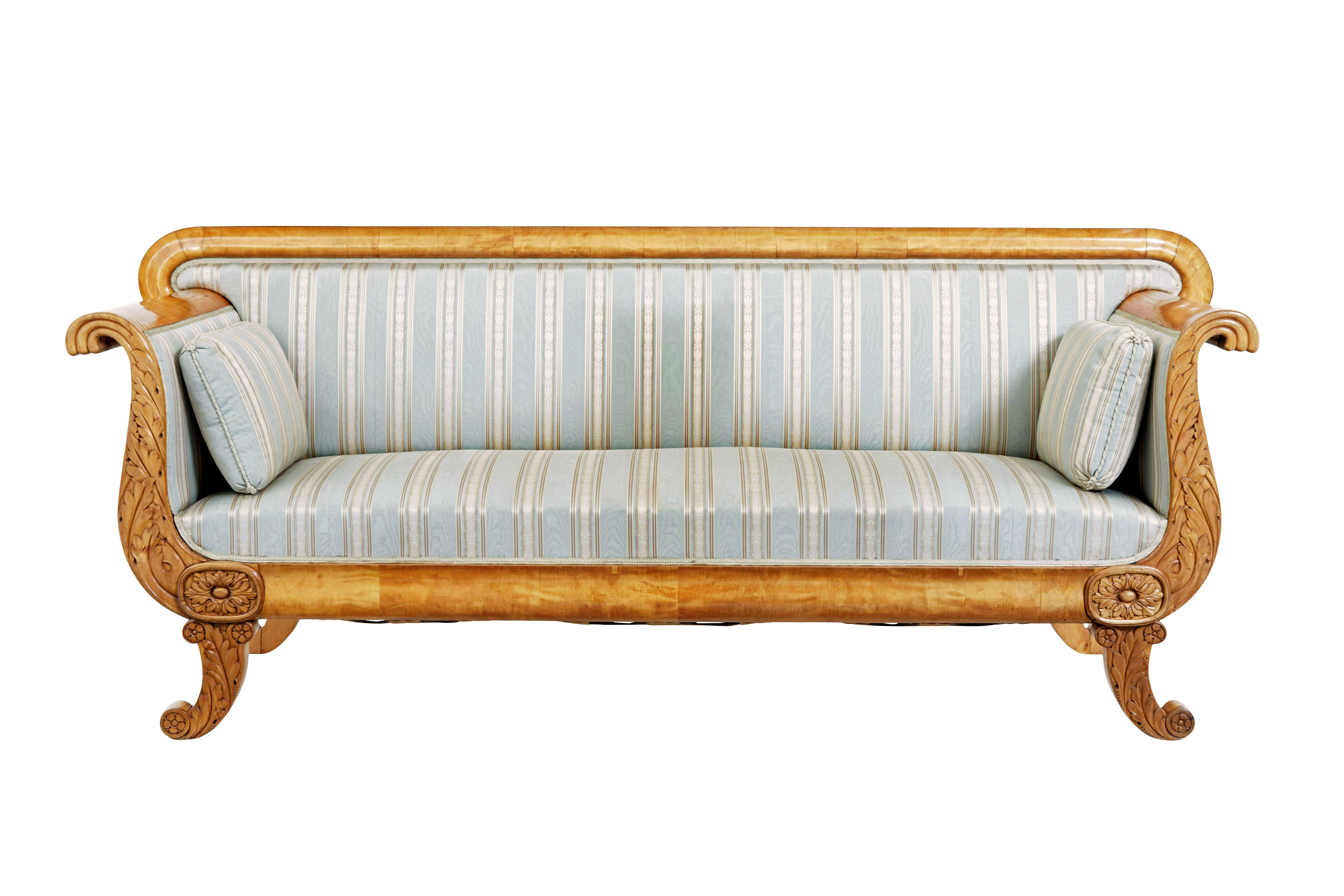 Sofá sueco de abedul tallado del siglo XIX circa 1880.

Elegante sofá formal sueco con capacidad para 3 personas.  Respaldo recto con borde de abedul perfilado.  Brazos enrollables con detalles de hojas de acanto talladas que descienden hasta la