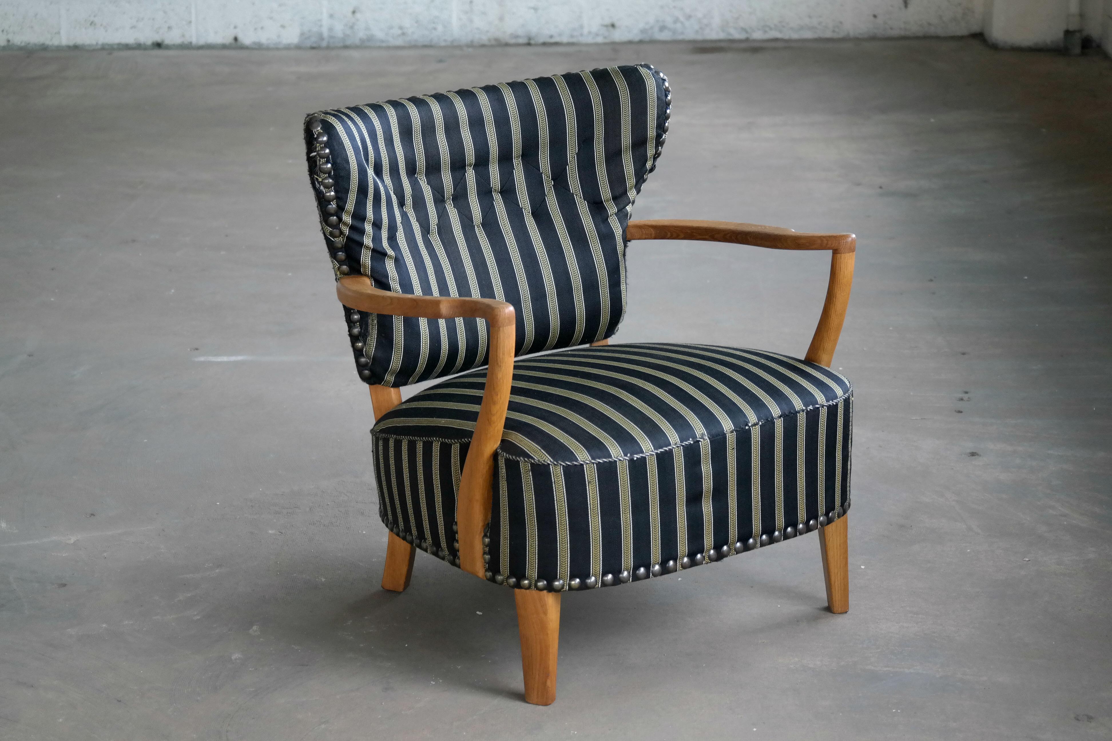 Fantastic 1940s Otto Schulz style lounge chair made by unknown Danish master carpenter sometime in the 1930s or 1940s. The style is similar to that of Schulz with the typical separation between the seat and back rest, however this chair has armrests