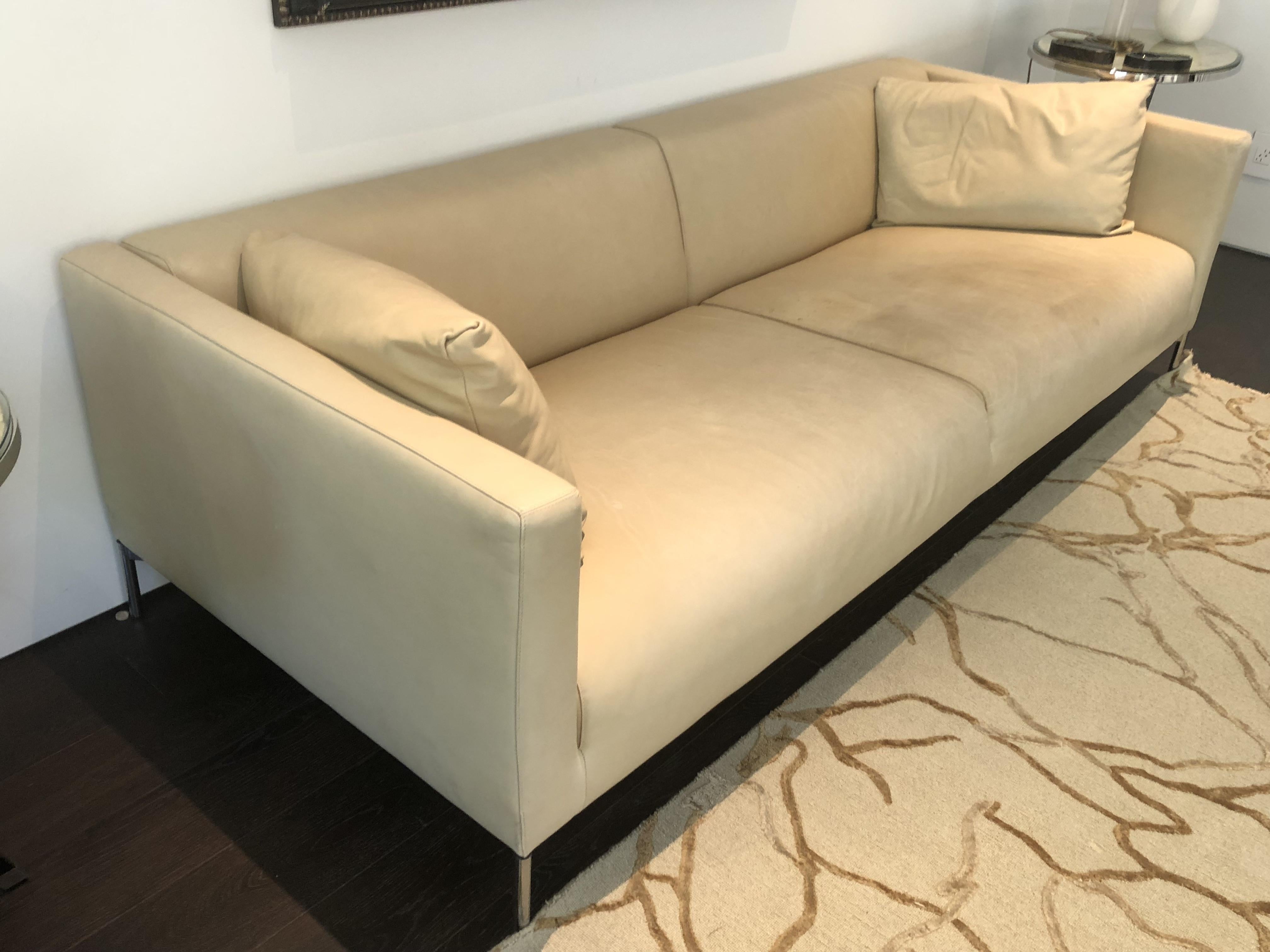 Elegant and comfortable, the distinctive features of Twin are the original proportions of the armrests, back and seat which make it especially elegant.
The sofa shows wear and some areas are soiled and is in need of a deep cleaning but still has