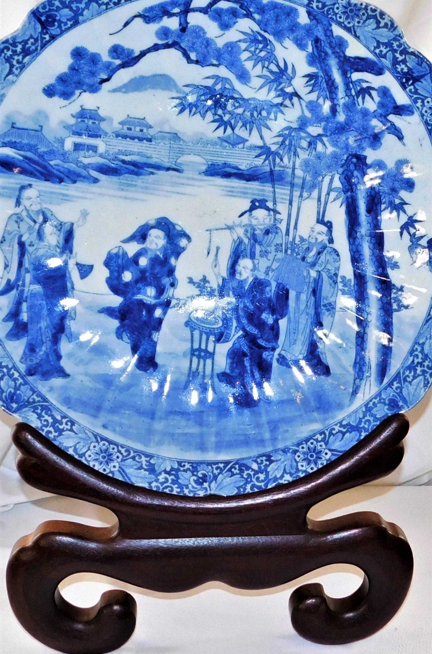 Japonais Assiette de présentation japonaise du début du 19ème siècle de la période Meiji avec support