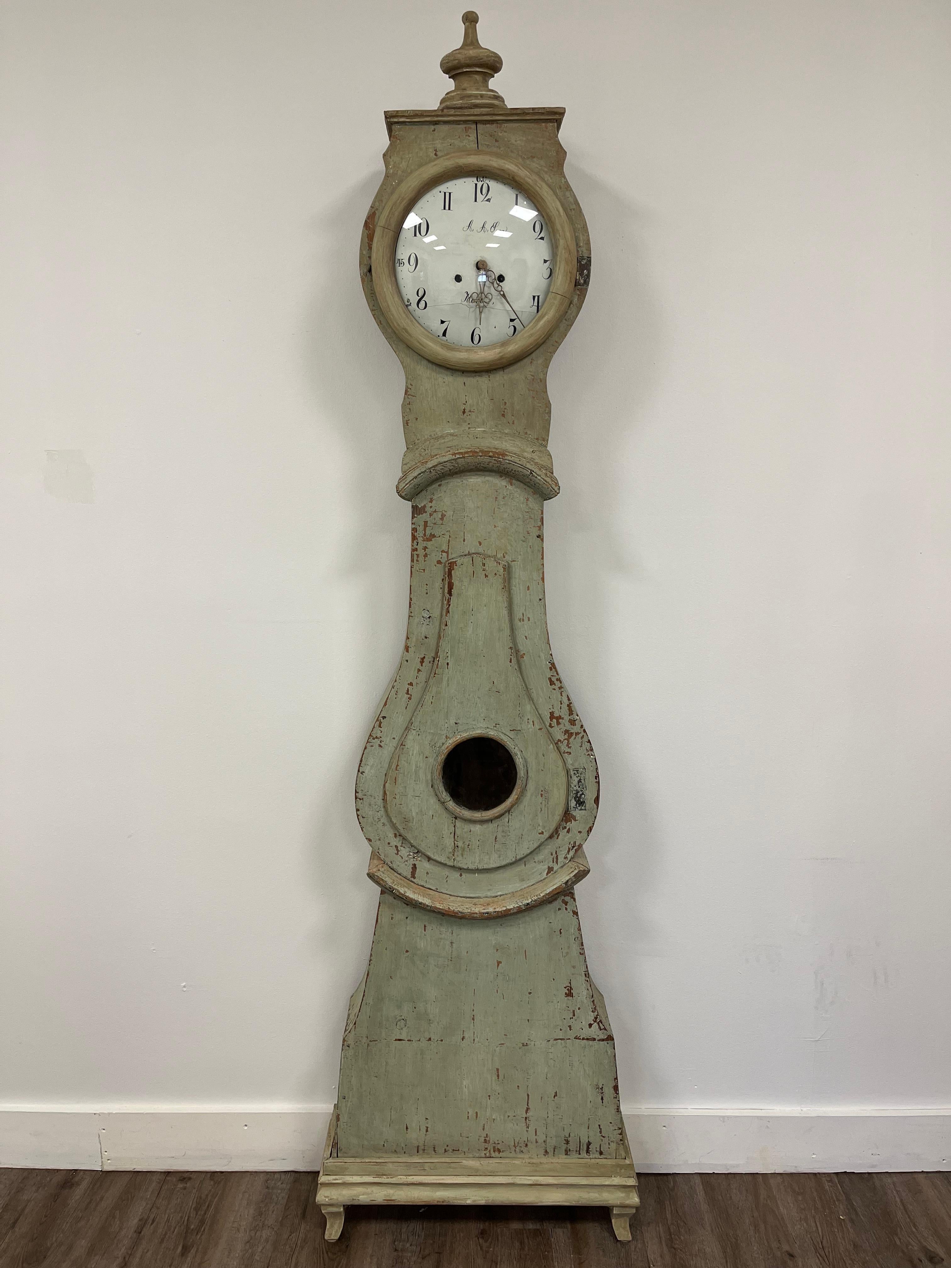 A unique Swedish Mora case clock in original light green color. Base is later made. Clock is sold as a decorative piece, no mechanical guarantee. Weights, pendulum and key included.