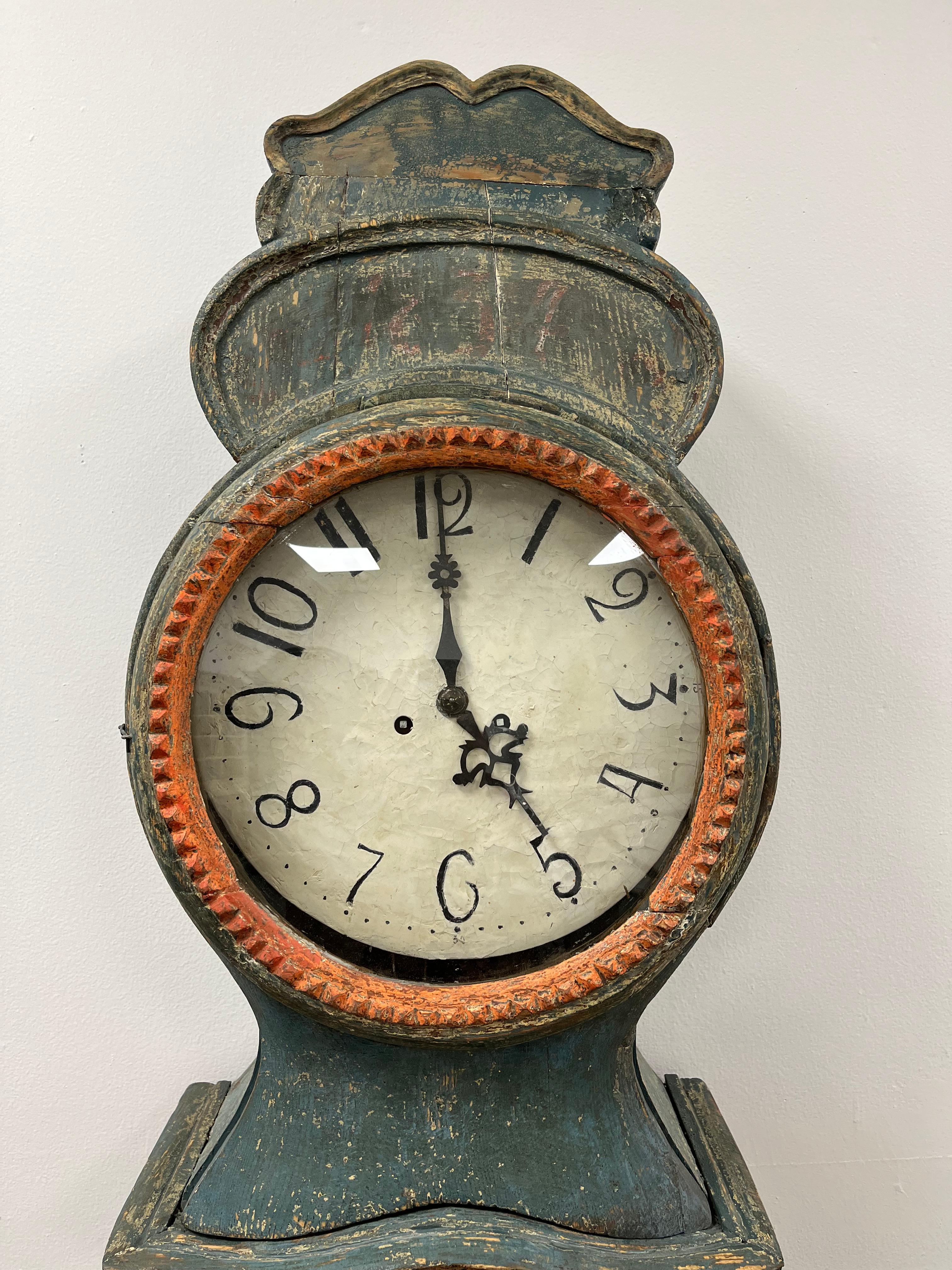 Sculpté à la main Horloge à boîtier suédoise du 19e siècle en vente