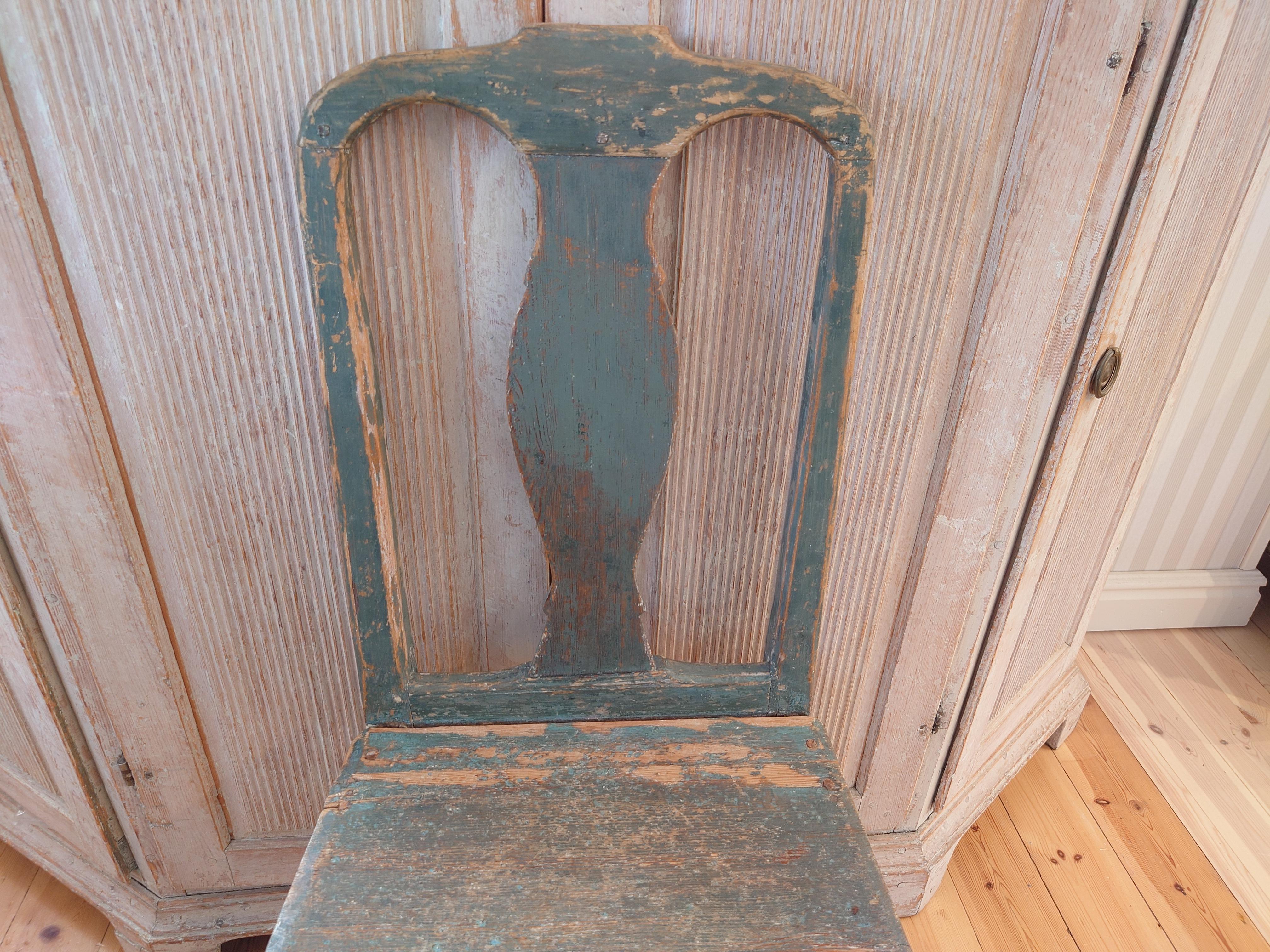  Une fantastique pièce du milieu du 19e siècle, très authentique et rustique.  Chaise rococo / gustavienne du Hälsingland, dans le nord de la Suède.
La chaise est provinciale et constitue une transition entre le rococo et le gustavien.
La chaise est