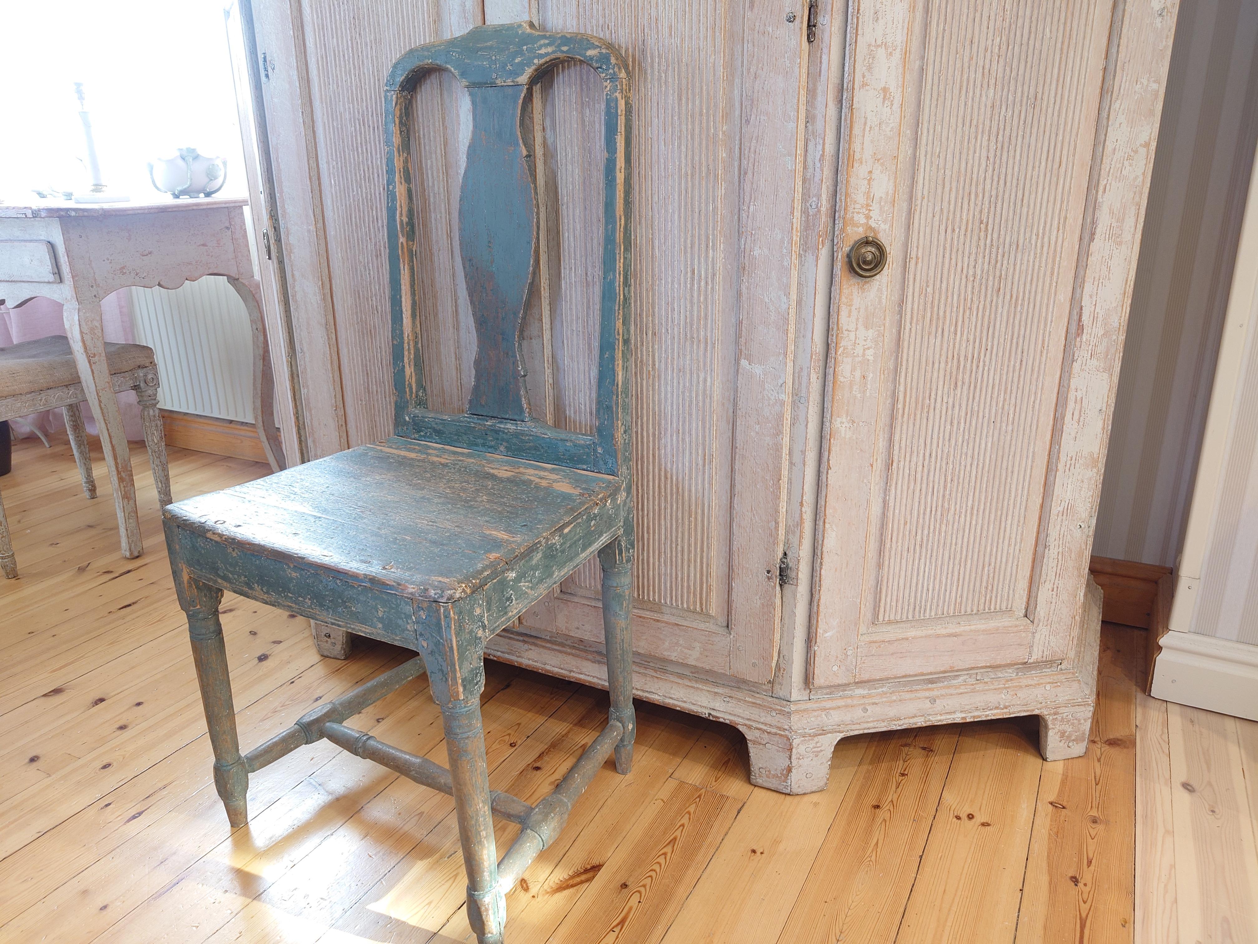 Sculpté à la main Chaise suédoise du 19ème siècle en transition rococo/ gustavienne  Hälsingland en vente