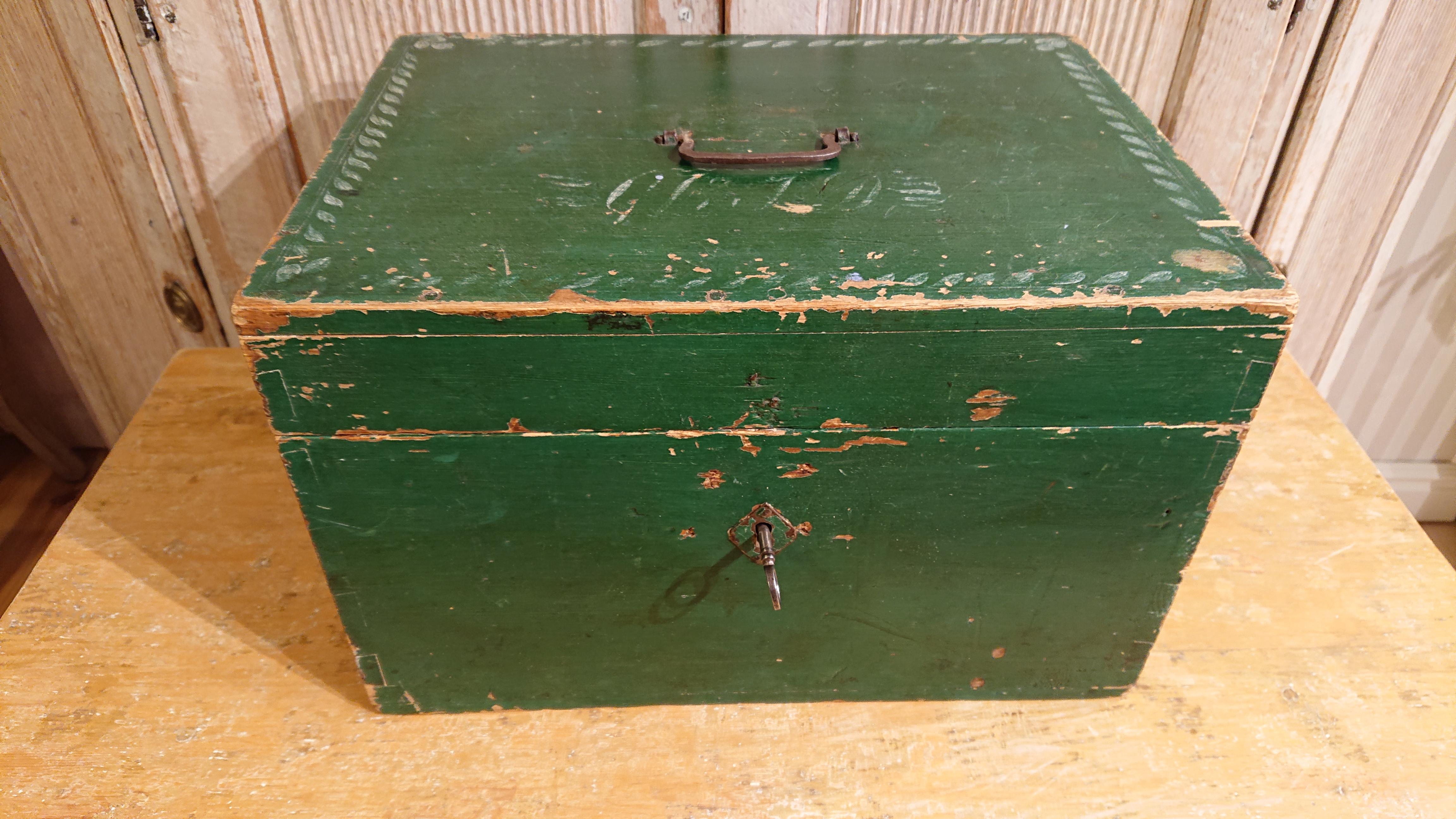 19th Century Swedish Chest / Box from Boden Norrbotten, Northern Sweden.
A beautiful box with untouched original painting.
On the lid it is painted with leaf loops and initials BJD where D stands for daughter, which means that it is owned by a
