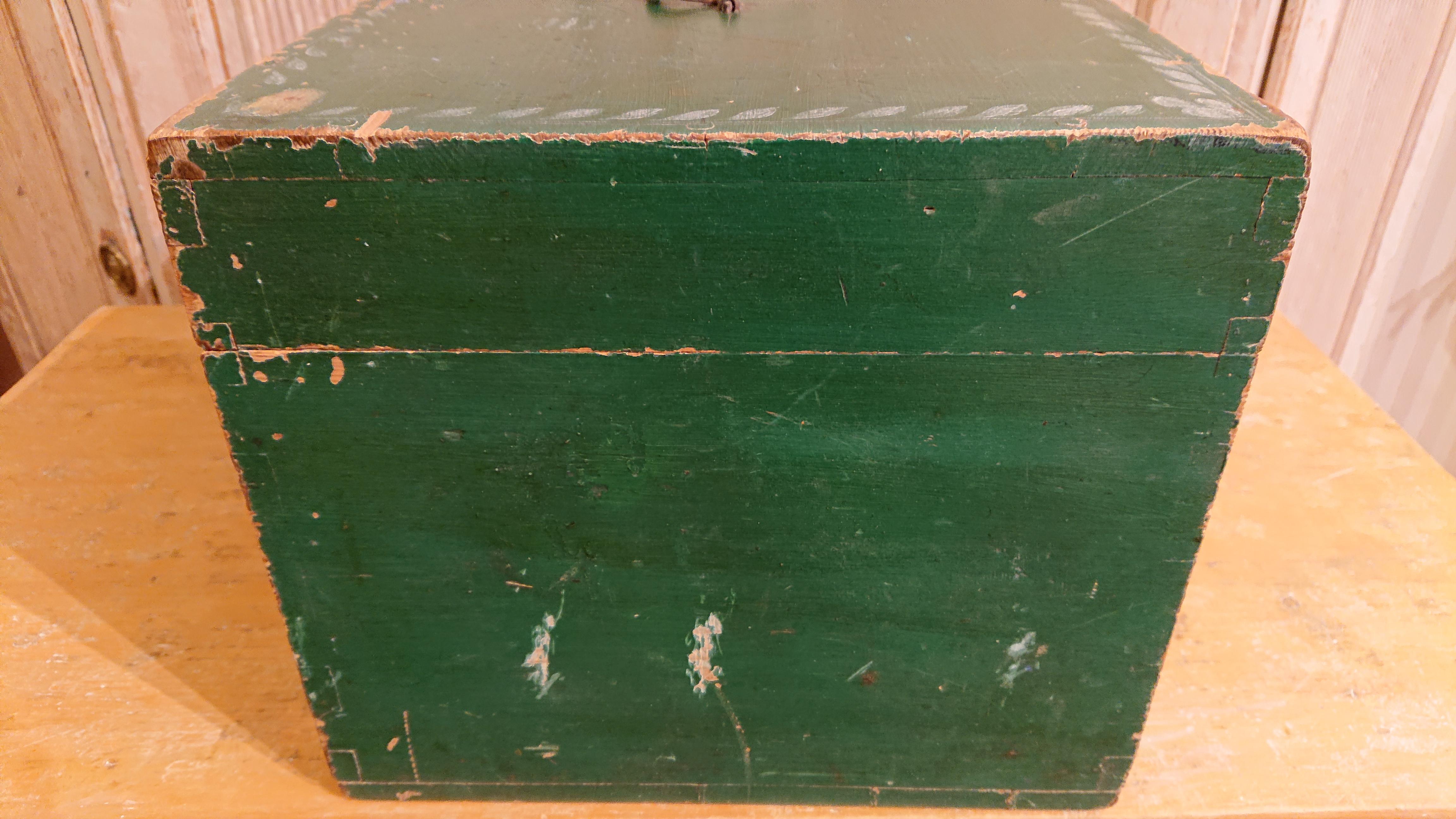 19th Century Swedish Chest / box with original paint from Northern Sweden For Sale 3