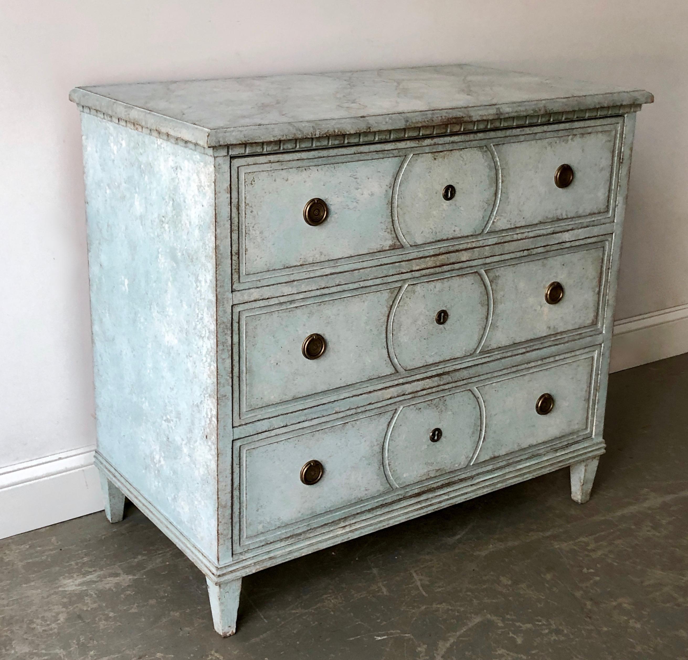 19th century Swedish chest of drawers with shaped drawer front panels with circular details, marblezed wooden top with dentil details and fluted corner posts on tapered feet. Later paint.
More than ever, we selected the best, the rarest, the