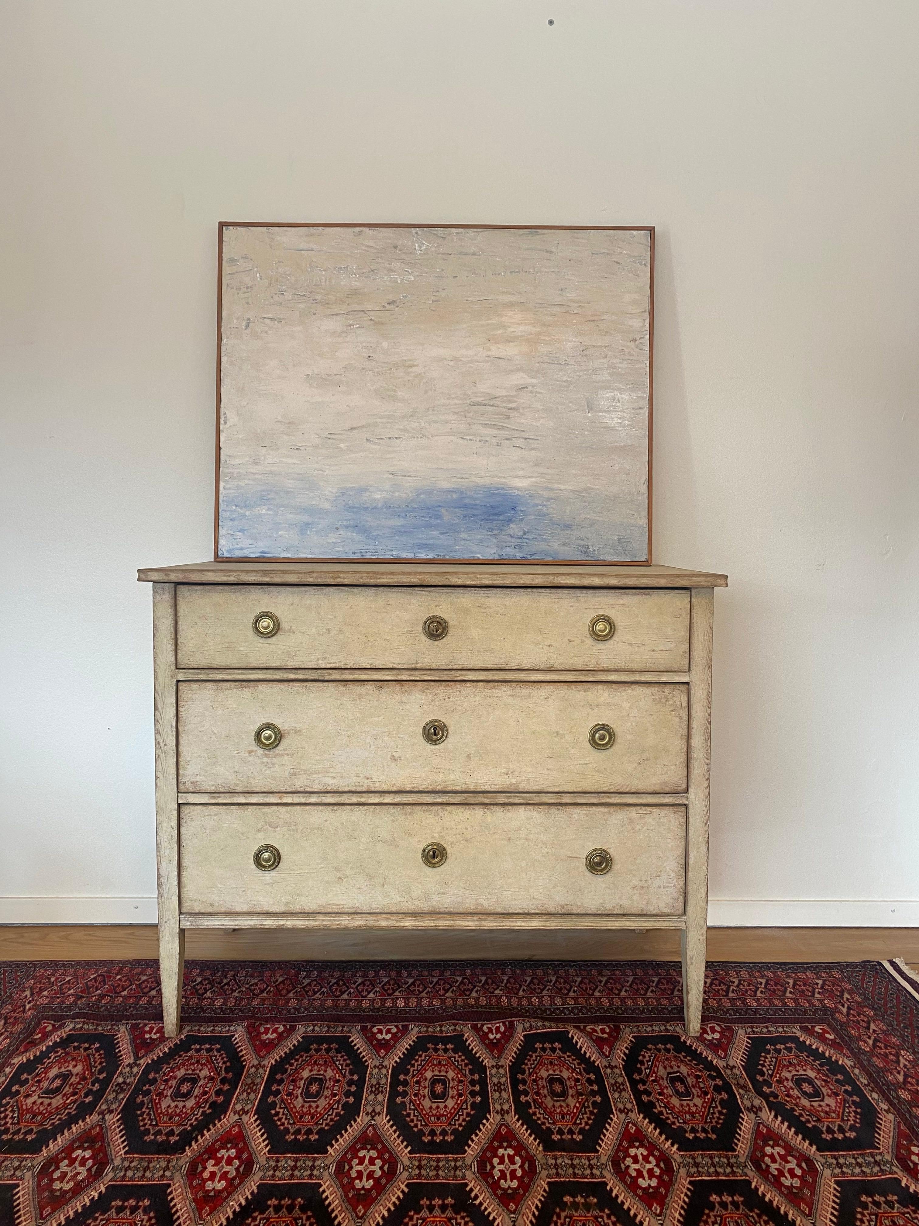 Questa fantastica cassettiera svedese in stile gustaviano è stata realizzata in pino massiccio alla fine del XIX secolo.
dipinto in bianco antico/giallo chiaro/verde, con una superficie afflitta da un'autentica sensazione di antico.

Il comodino è