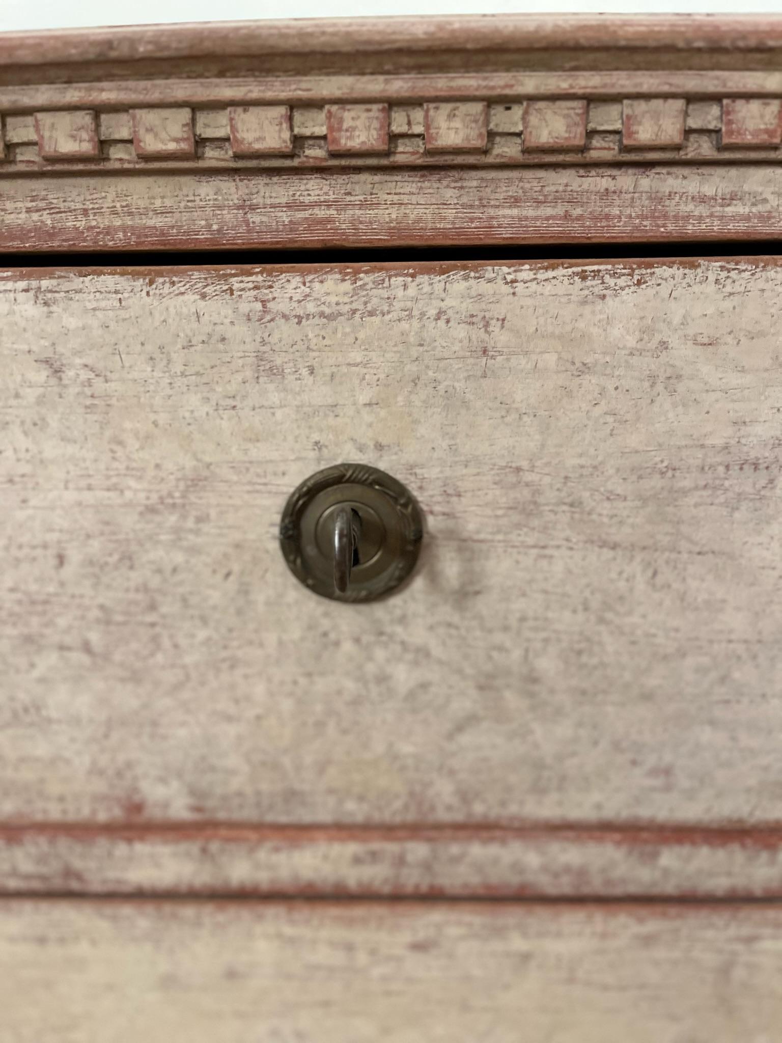 Cassettiera svedese del XIX secolo in stile gustaviano In condizioni buone in vendita a Kvidinge, SE