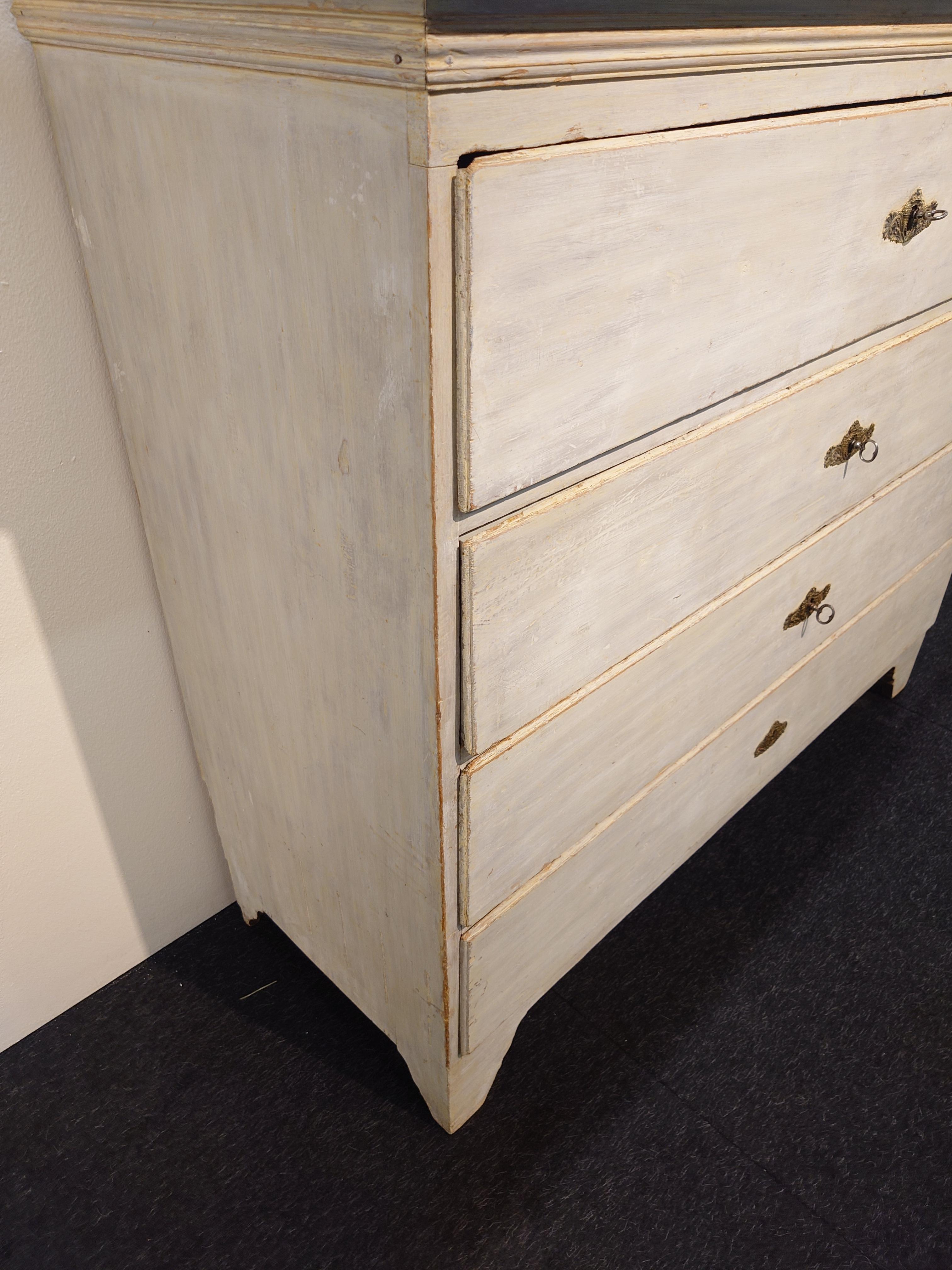 Cassettiera svedese gustaviana del XIX secolo proveniente da Umeå Västerbotten, Svezia settentrionale. La cassettiera è un mobile da casa svedese risalente al periodo compreso tra il 1820 e il 1830. Realizzato nella classica forma diritta gustaviana