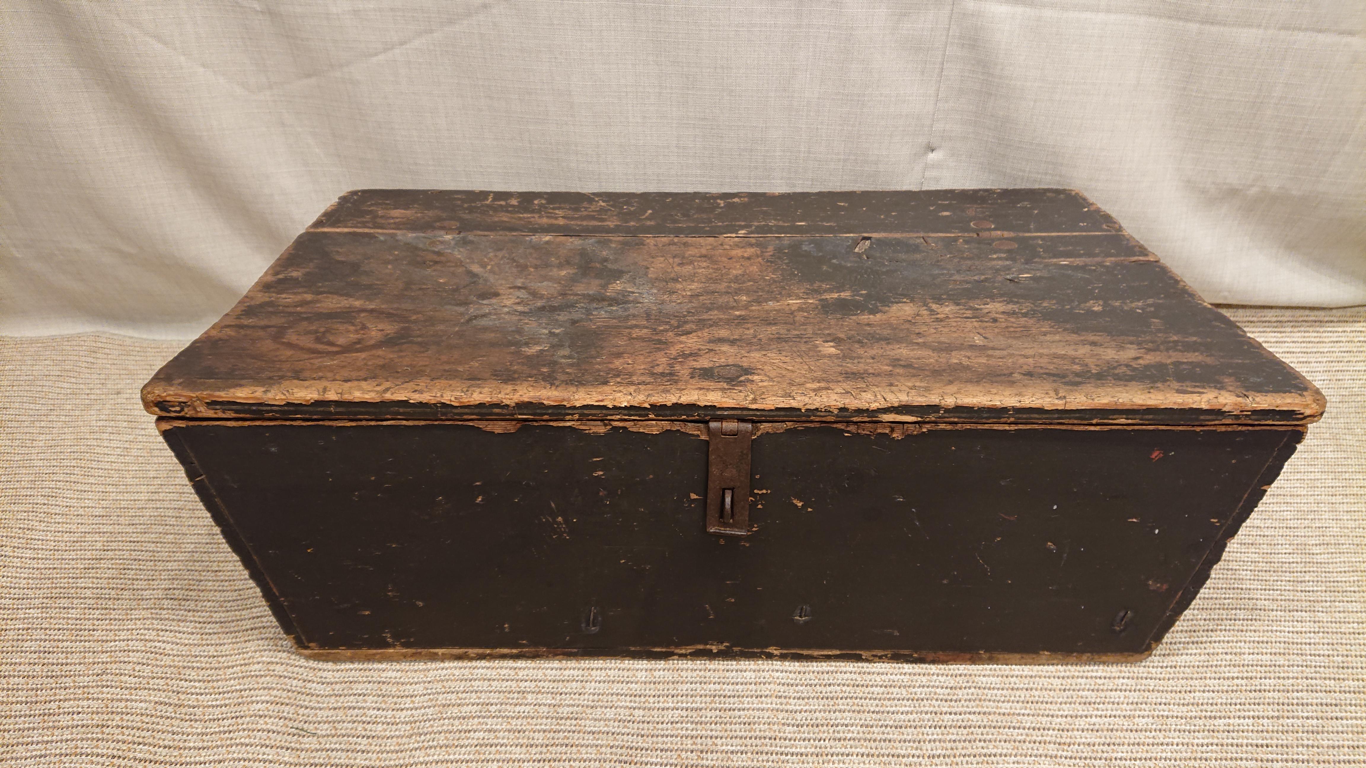 19th century Swedish chest / old wagon coffin from Burtrask Vasterbotten , Northern Sweden.
Chest of the mid 19th century used for transport of valuables on carriages.
Healty wood and complete metal parts.
There is an old antique repair under the