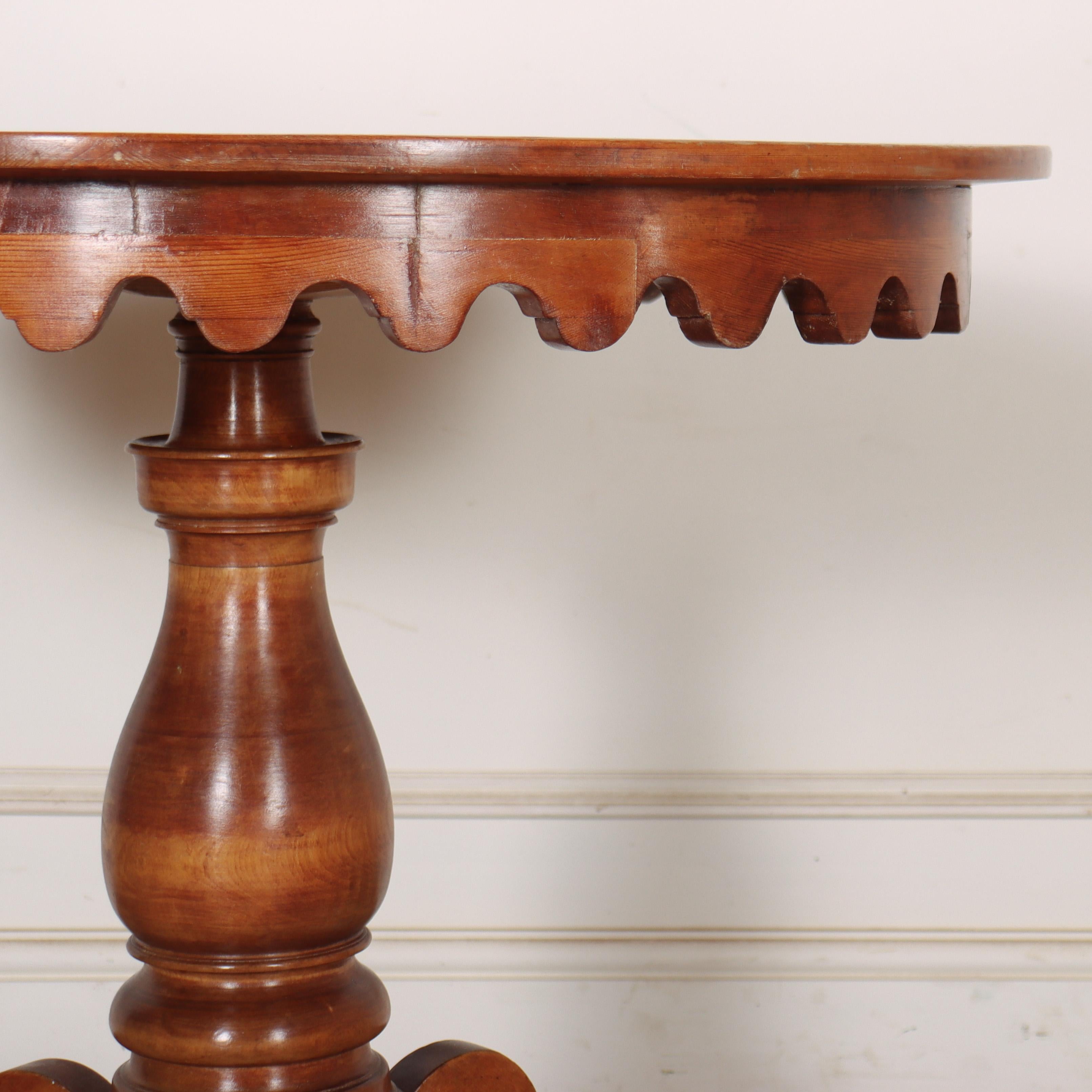 19th Century Swedish Circular Lamp Table In condizioni buone in vendita a Leamington Spa, Warwickshire