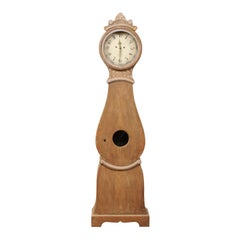 Horloge suédoise du XIXe siècle avec chapeau à fleurs sculpté