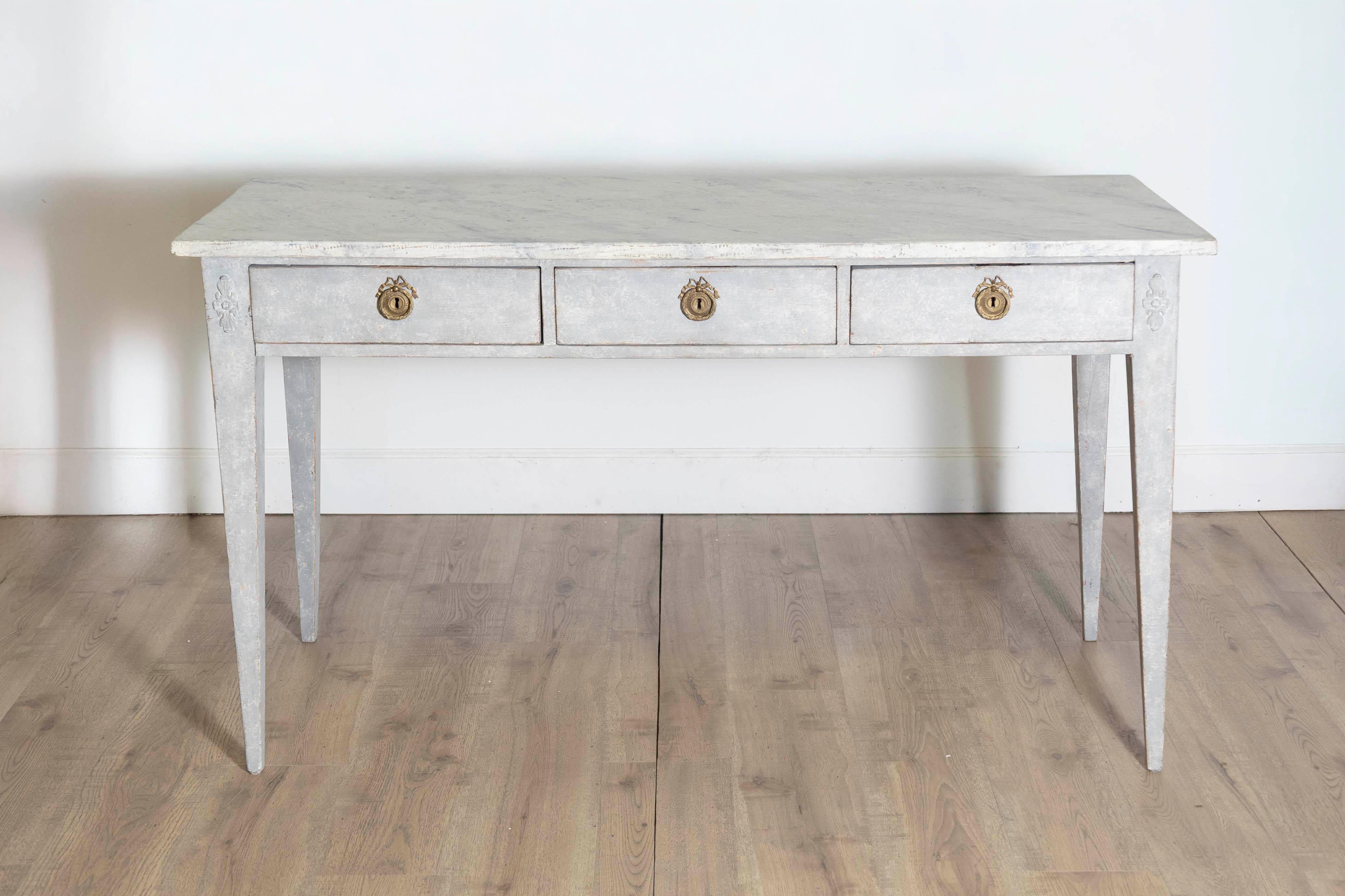 This 19th-century Swedish console table, circa 1880, captures the refined simplicity of Gustavian design. Constructed from pine, it features a painted faux-marble finish on the tabletop, expertly crafted to mimic the look of stone while maintaining