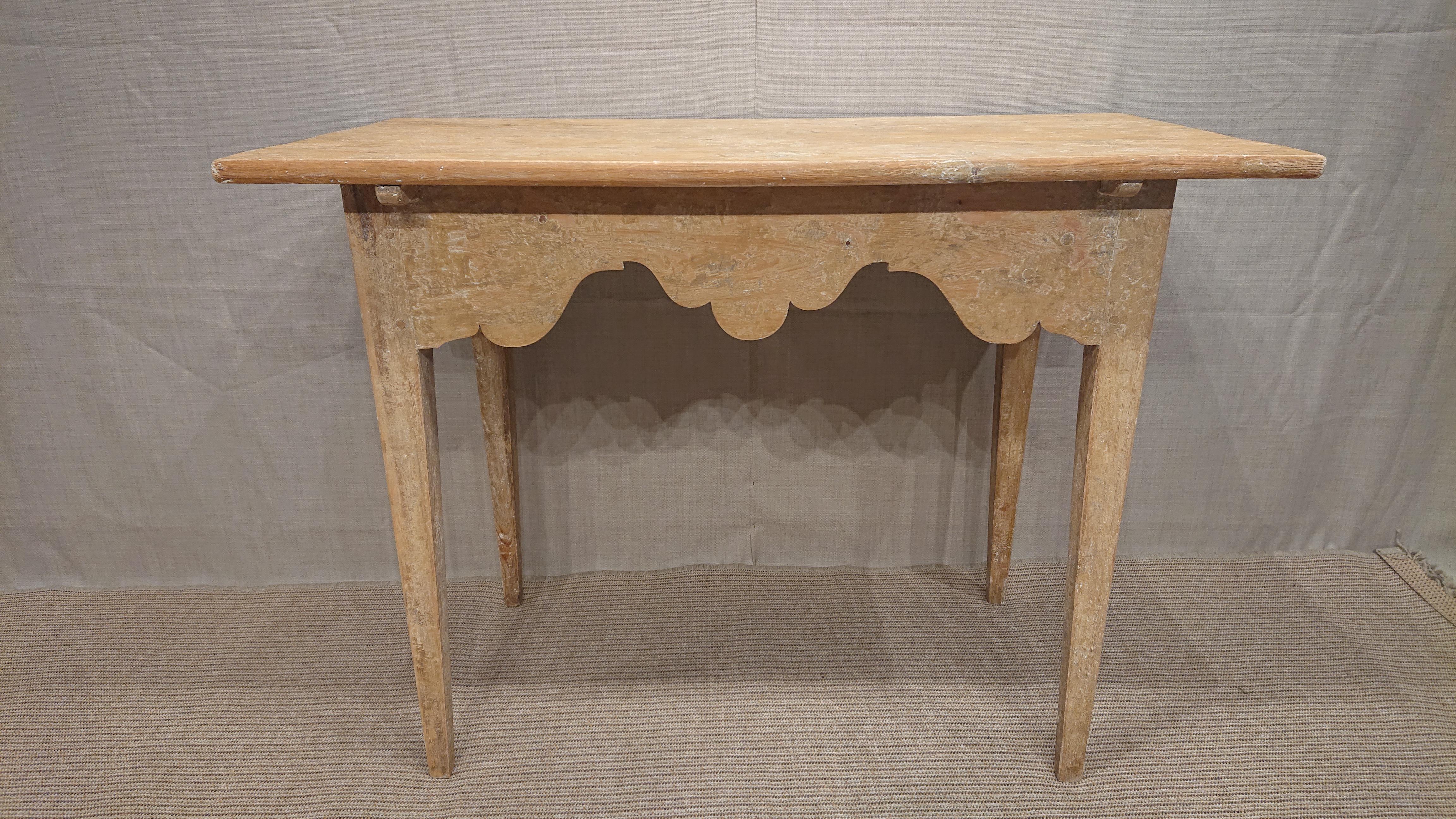 19th Century Swedish console table with trace of originalpaint.
A beautiful & lovely table.
Nicely curved edge around the entire table.
Neat & stable in construction.
Nice to set independently.
Later dating during one of the repaintings in