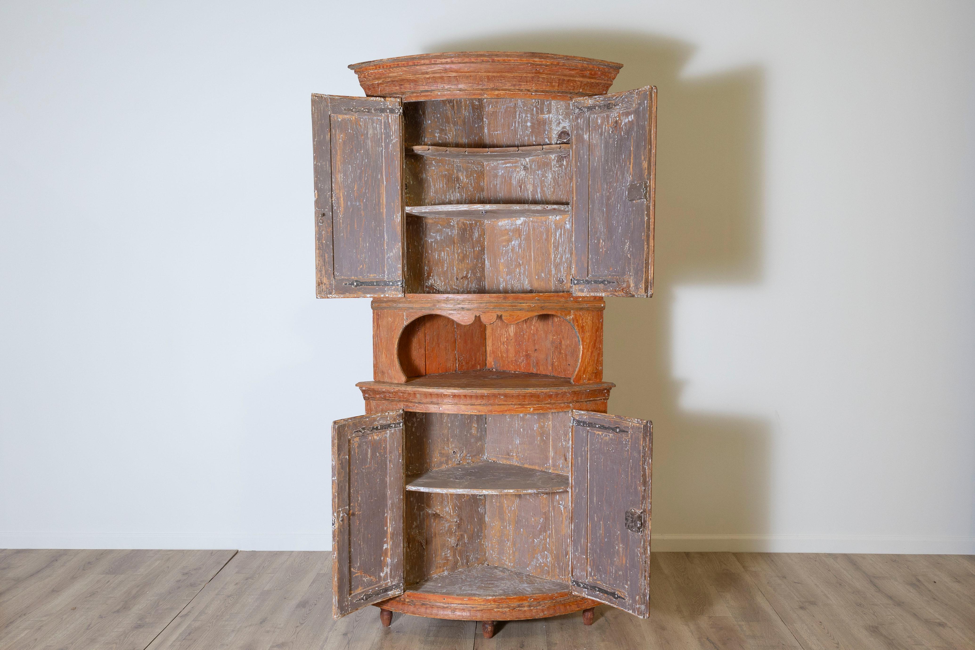 Gustavien Armoire d'angle suédoise du 19ème siècle, vers 1830 en vente