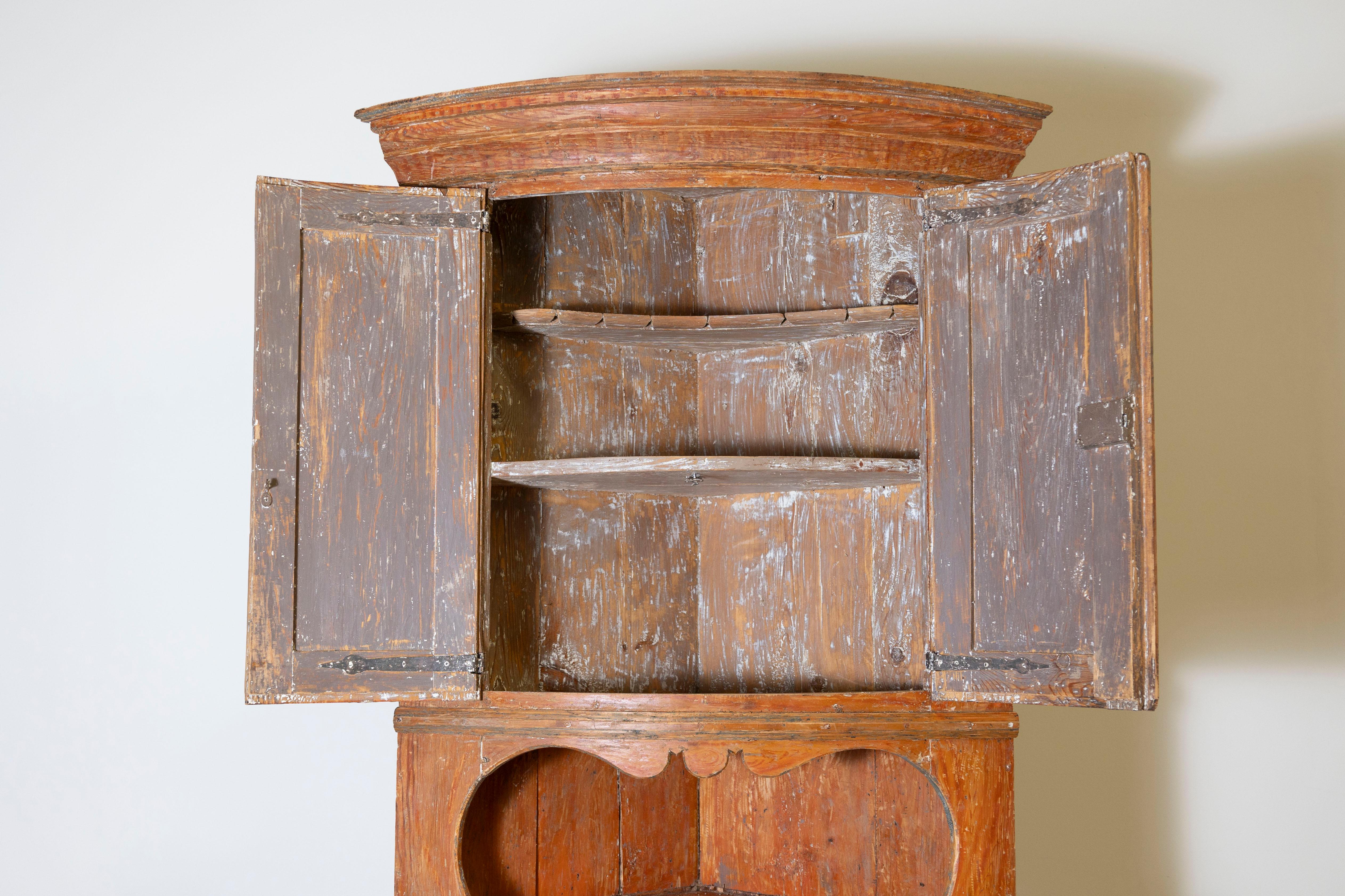 Menuiserie Armoire d'angle suédoise du 19ème siècle, vers 1830 en vente