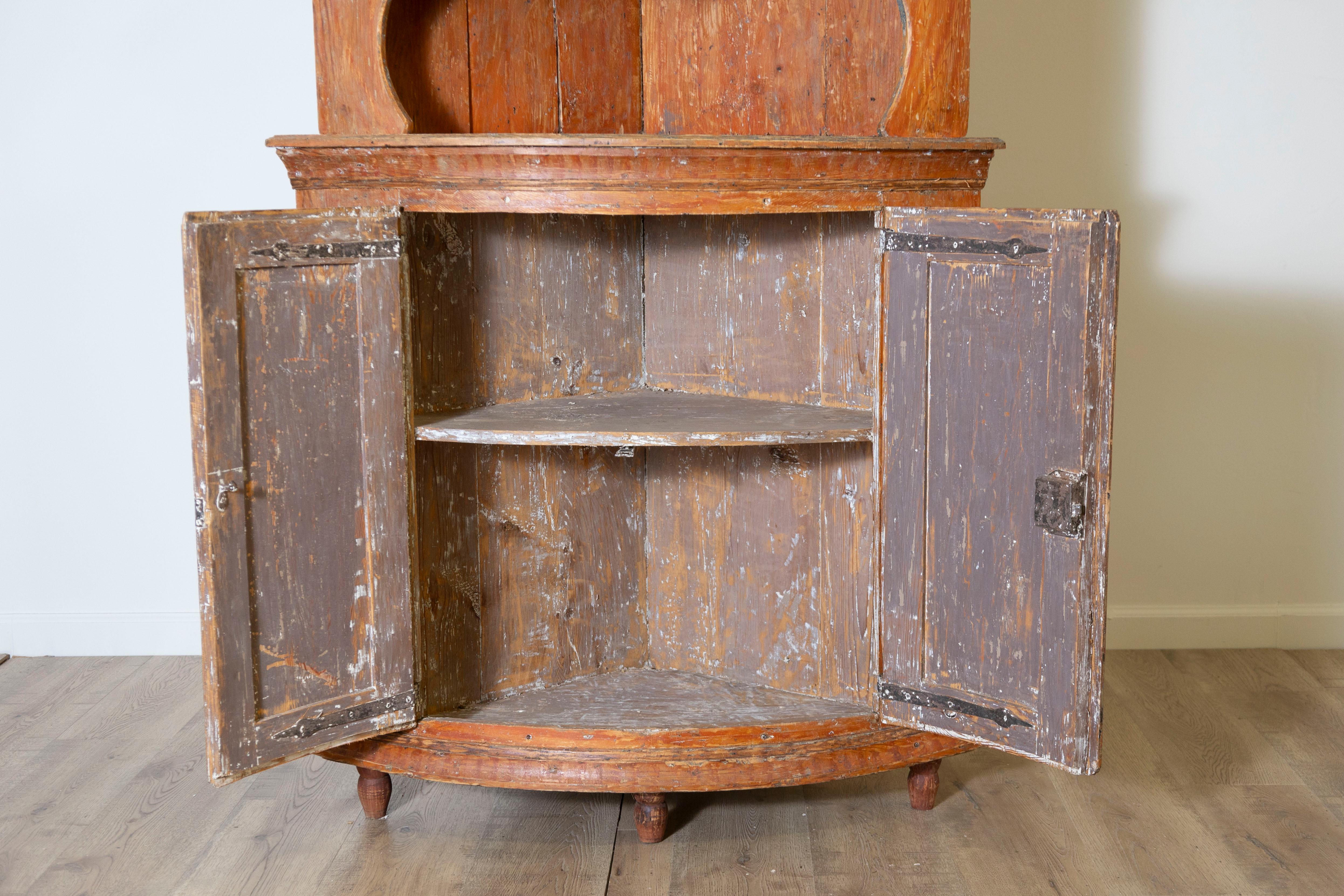 Armoire d'angle suédoise du 19ème siècle, vers 1830 Bon état - En vente à Atlanta, GA