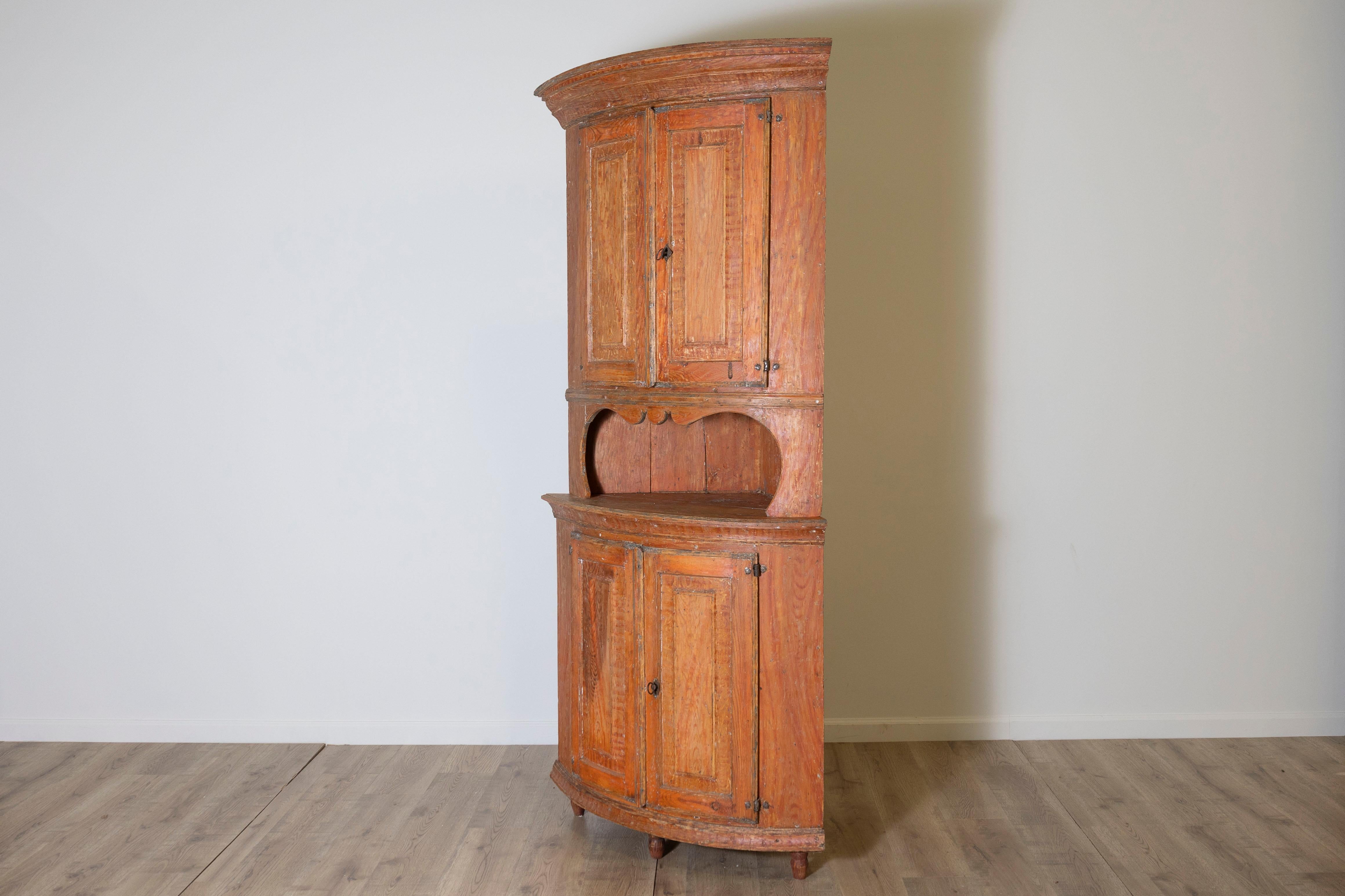 XIXe siècle Armoire d'angle suédoise du 19ème siècle, vers 1830 en vente