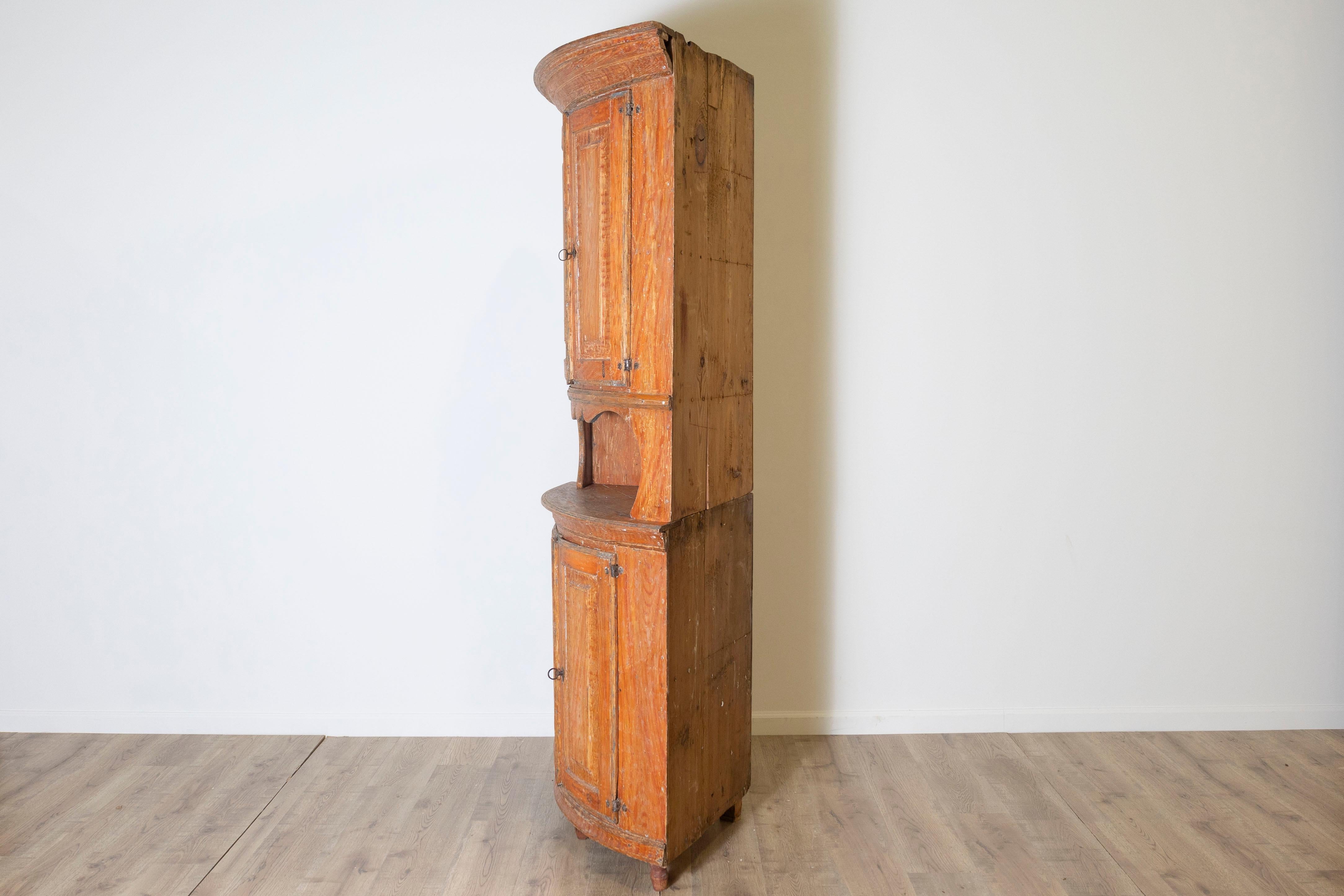 Pin Armoire d'angle suédoise du 19ème siècle, vers 1830 en vente