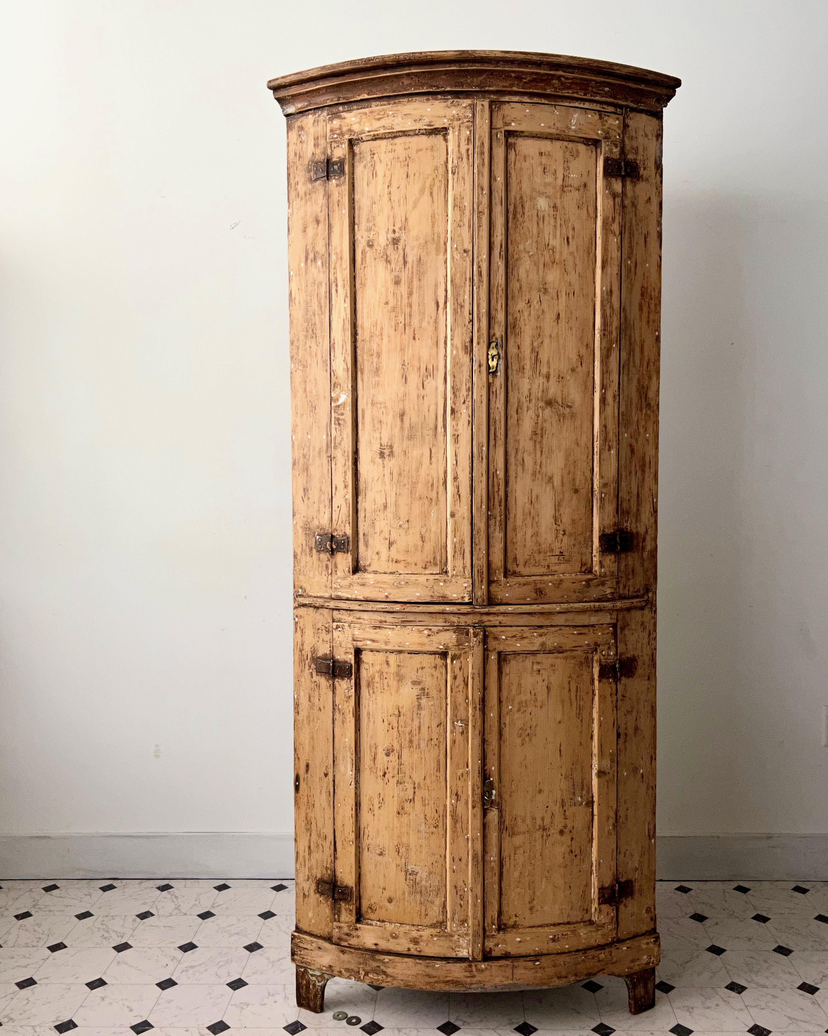 19th century Swedish Gustavian period bow front corner cabinet in one piece and with most of its original paint.
Sweden circa 1860.