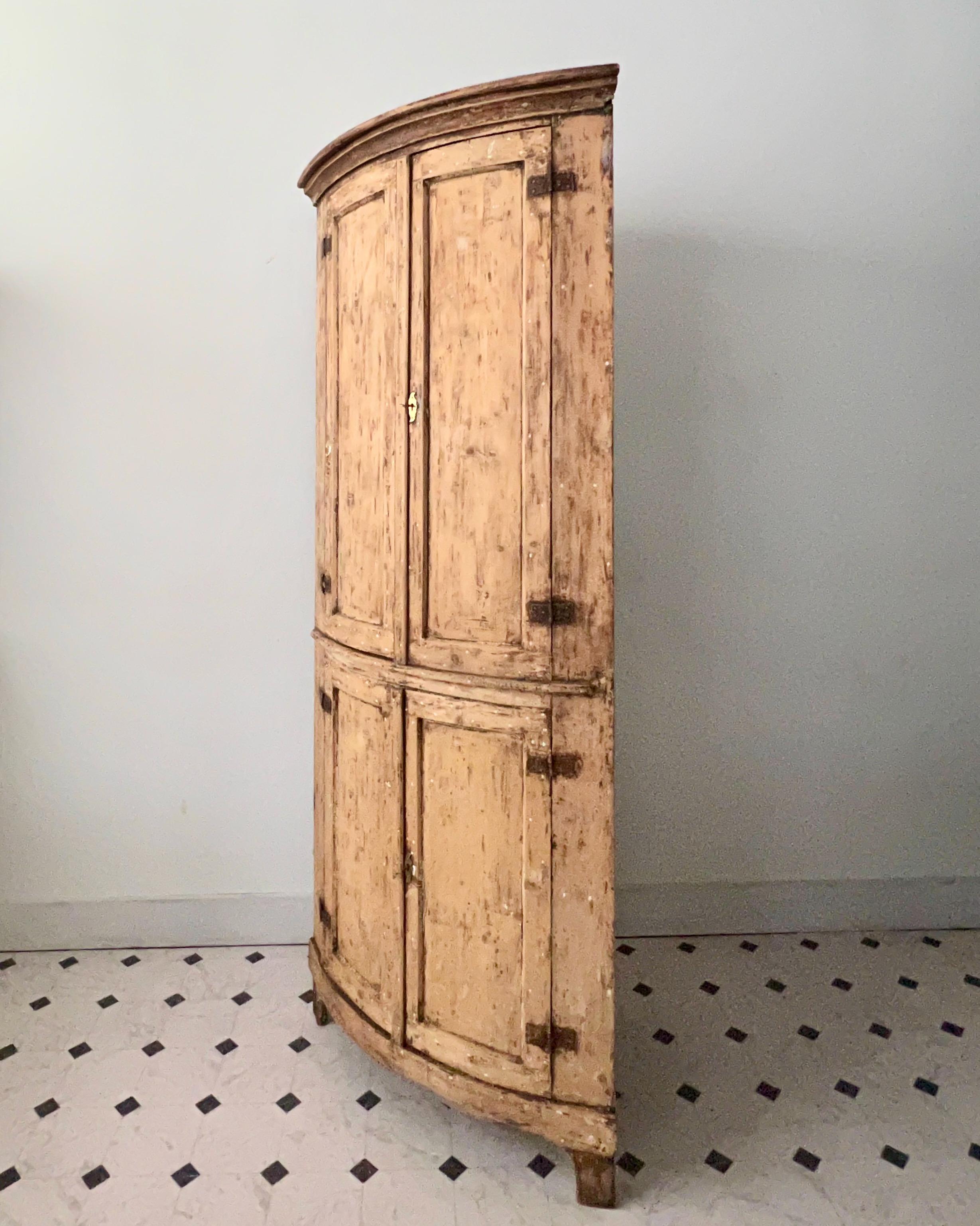 19th century Swedish Corner Cabinet In Good Condition For Sale In Charleston, SC