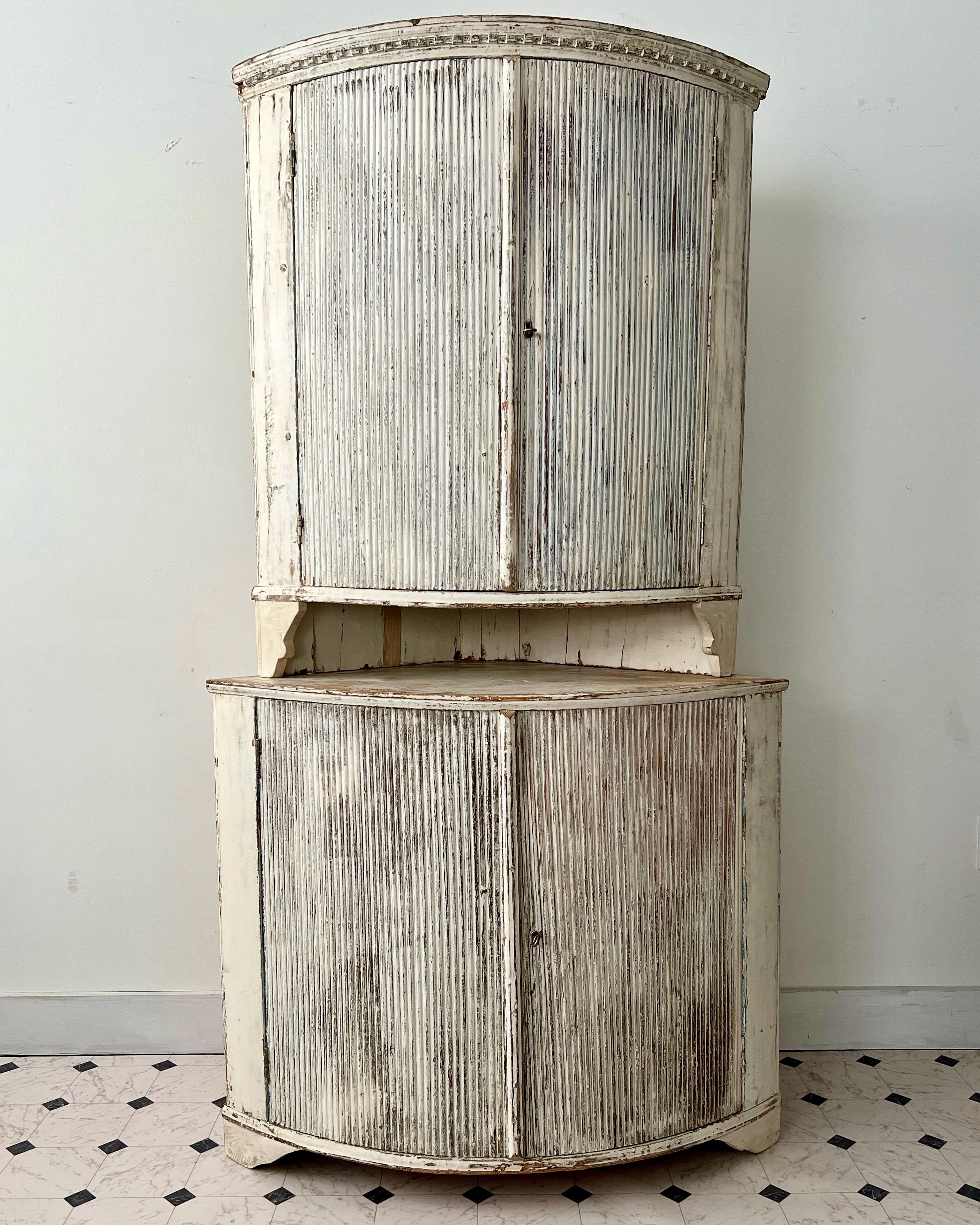 19th century Swedish two-part bowfronted 4 door corner cupboard with reeded panels.
Dry scraped from most recent painted surface.