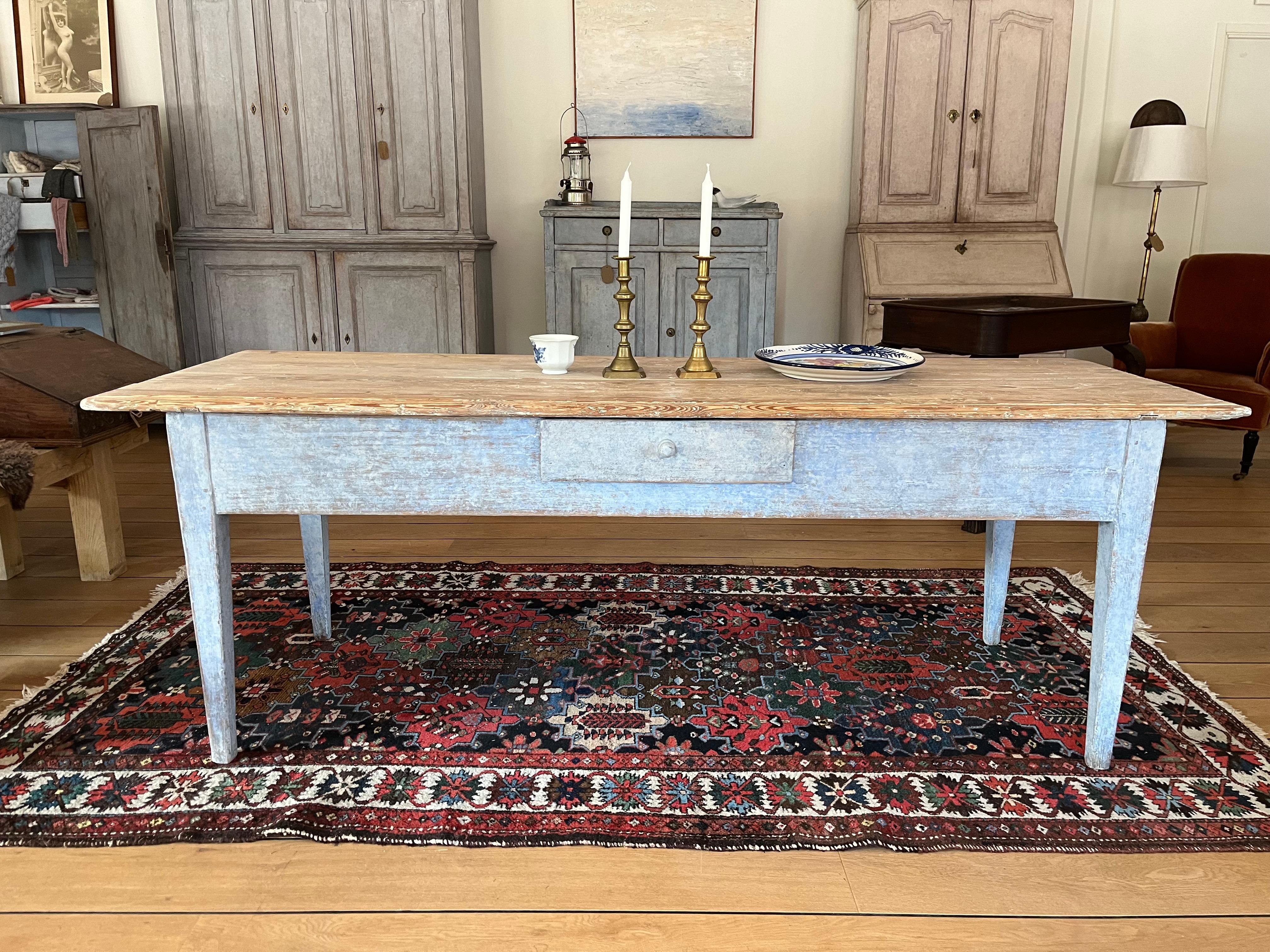 We are pleased to offer this beautiful Swedish Country Table / Farmhouse Table from the early 19th century

The table is made by hand in solid pine around 1820 to 1830 raised on 4 tapering legs. one drawer in the middal of the frame.  
The frame is
