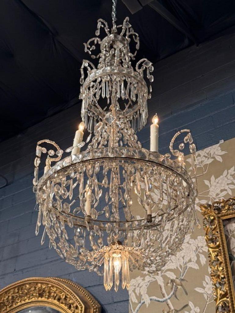 Le lustre en cristal suédois du XIXe siècle est un appareil d'éclairage étonnant qui respire l'élégance et la sophistication. Avec son design complexe et ses 7 lumières, il ajoute une touche de charme vintage à n'importe quelle pièce. Ce lustre est
