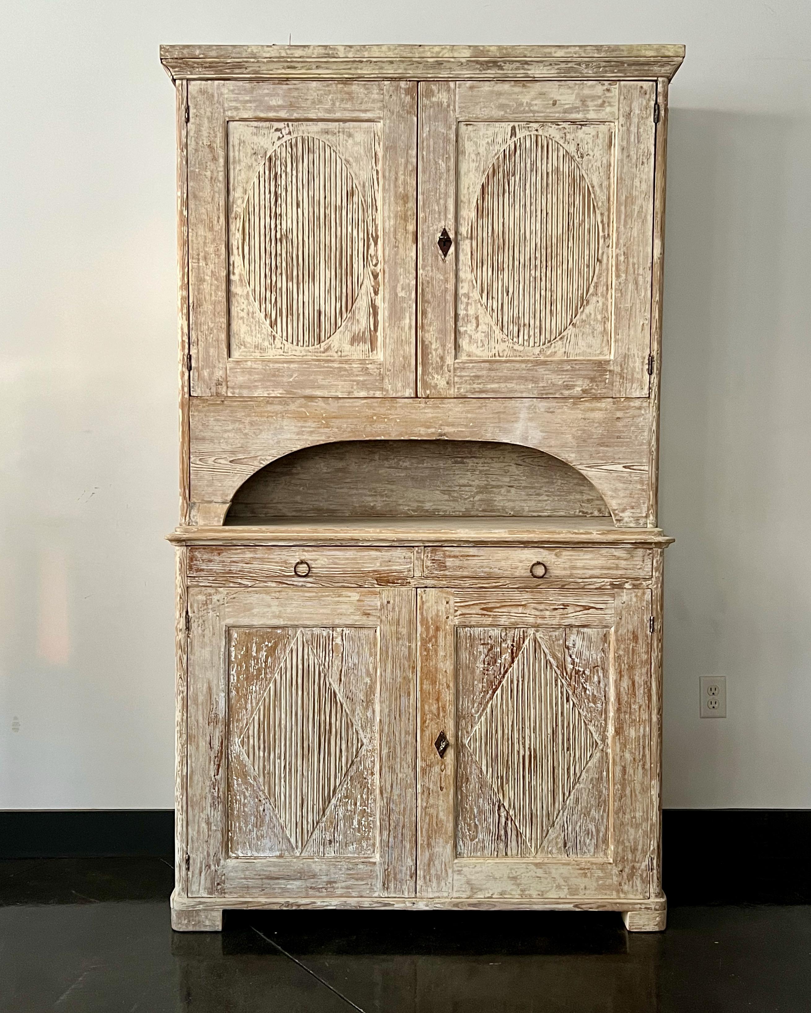 19th century Swedish Cupboard In Good Condition For Sale In Charleston, SC