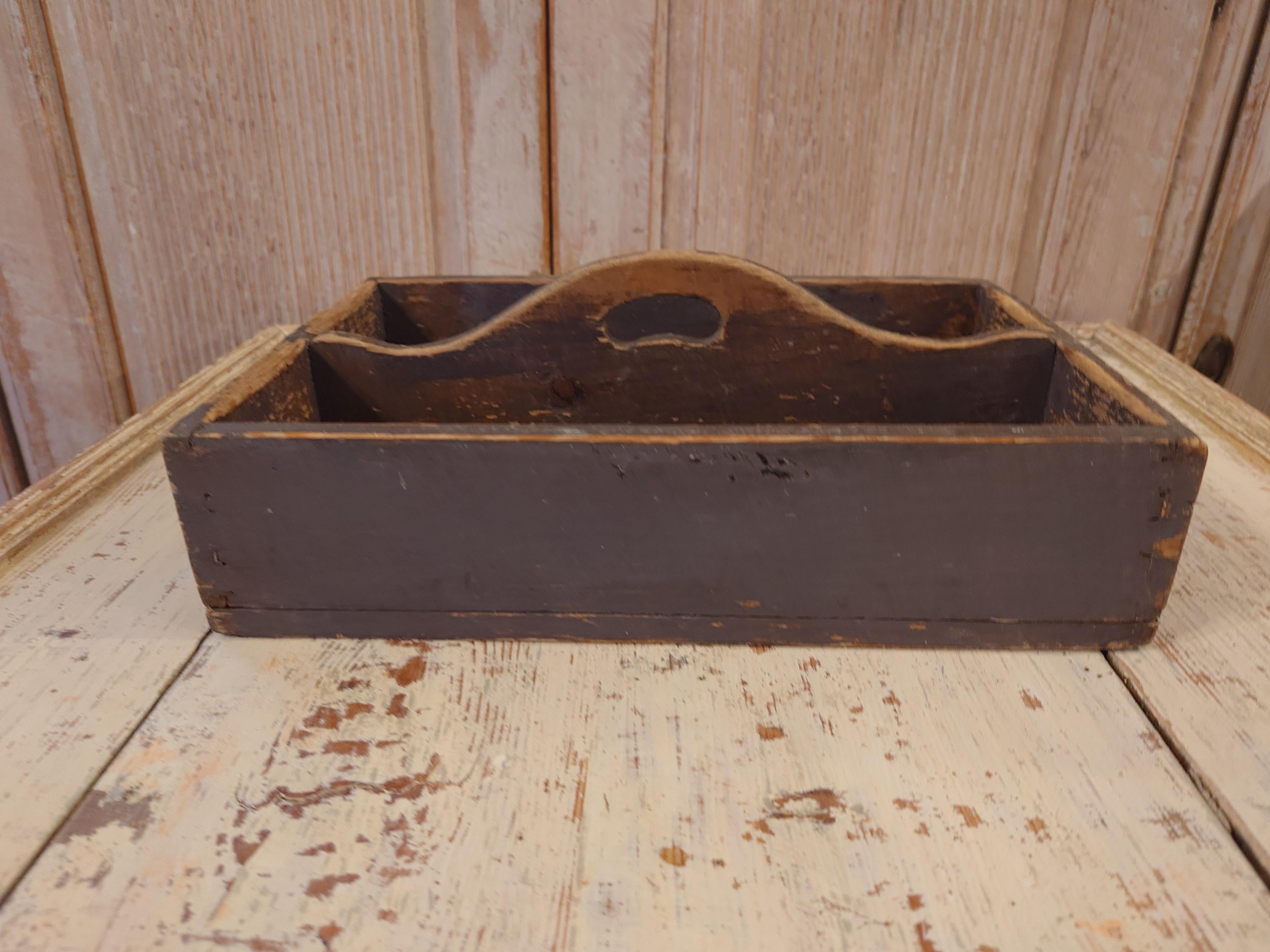 Un affascinante vassoio Cuterly a due sezioni dell'inizio del XIX secolo con un divisorio a maniglia.
Ha un bel colore grigio originale e una patina straordinaria.
Puoi usarlo in casa in molti modi diversi: puoi conservare caramelle, frutta, fiori,